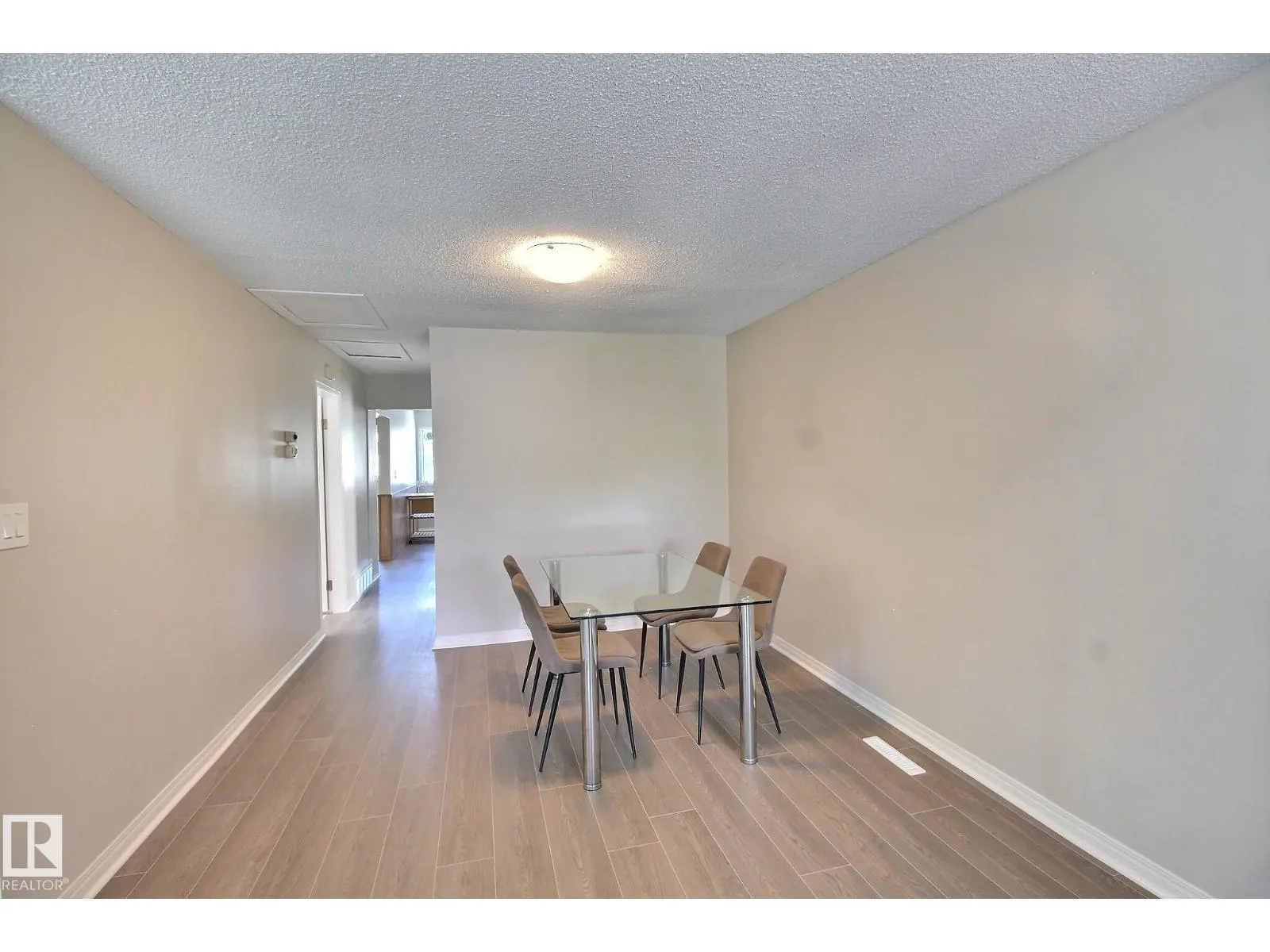11512 67 ST NW