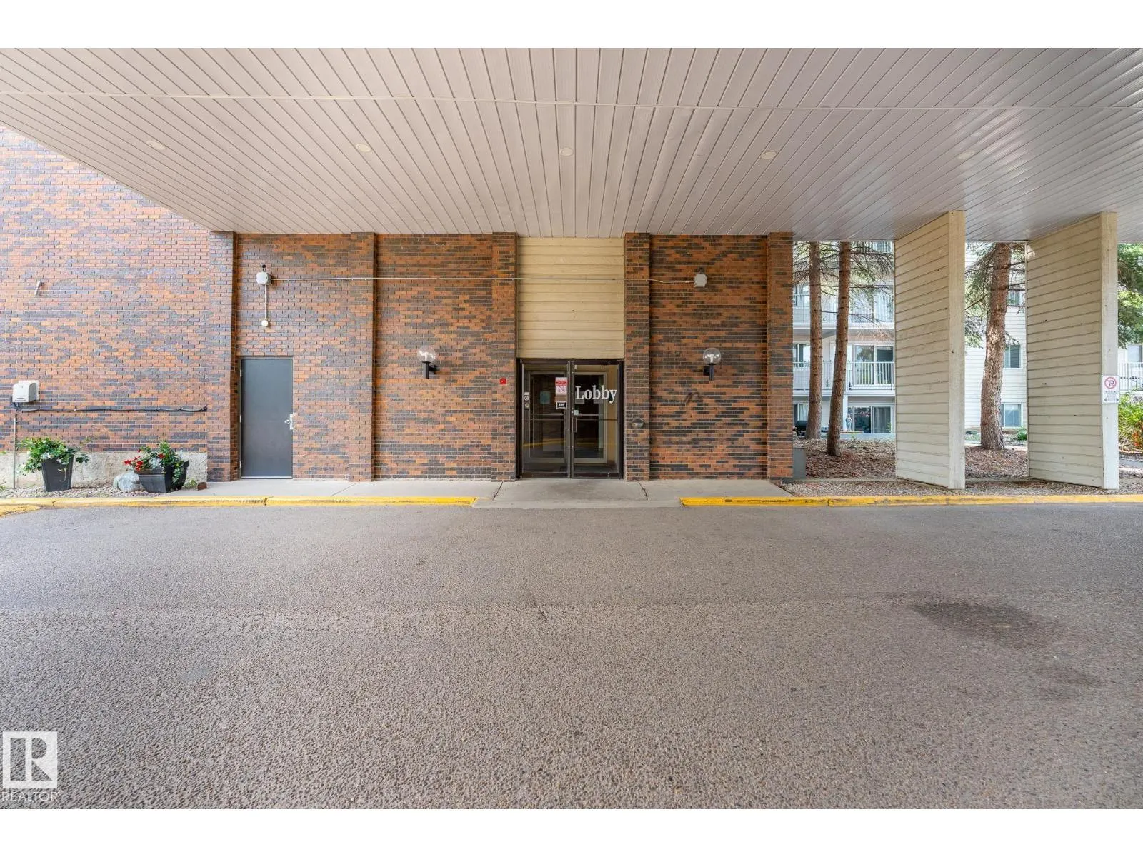 #305 4404 122 ST NW
