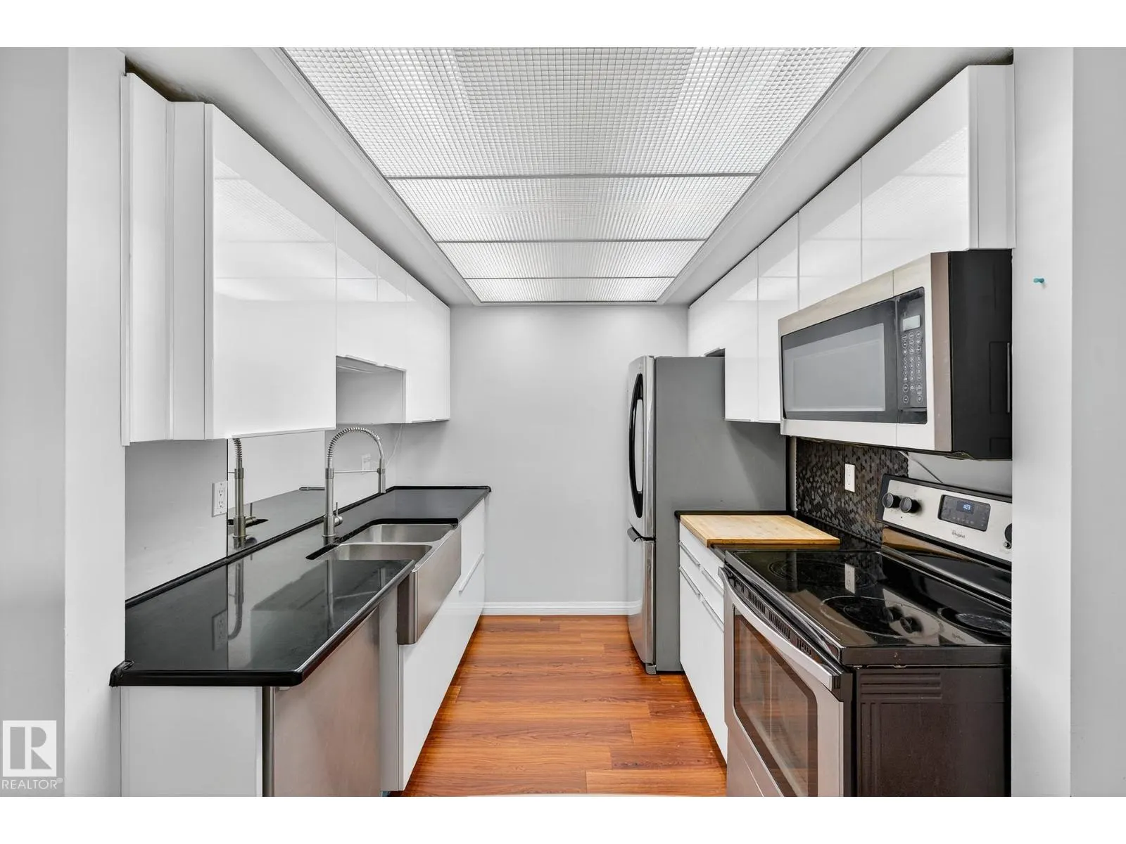 #305 4404 122 ST NW