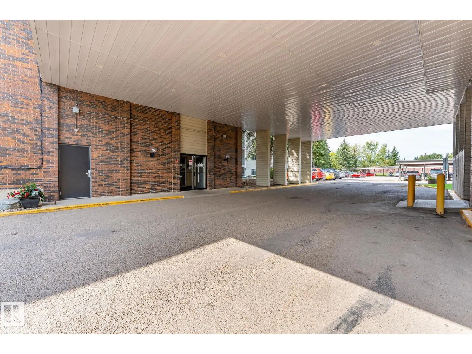 #305 4404 122 ST NW