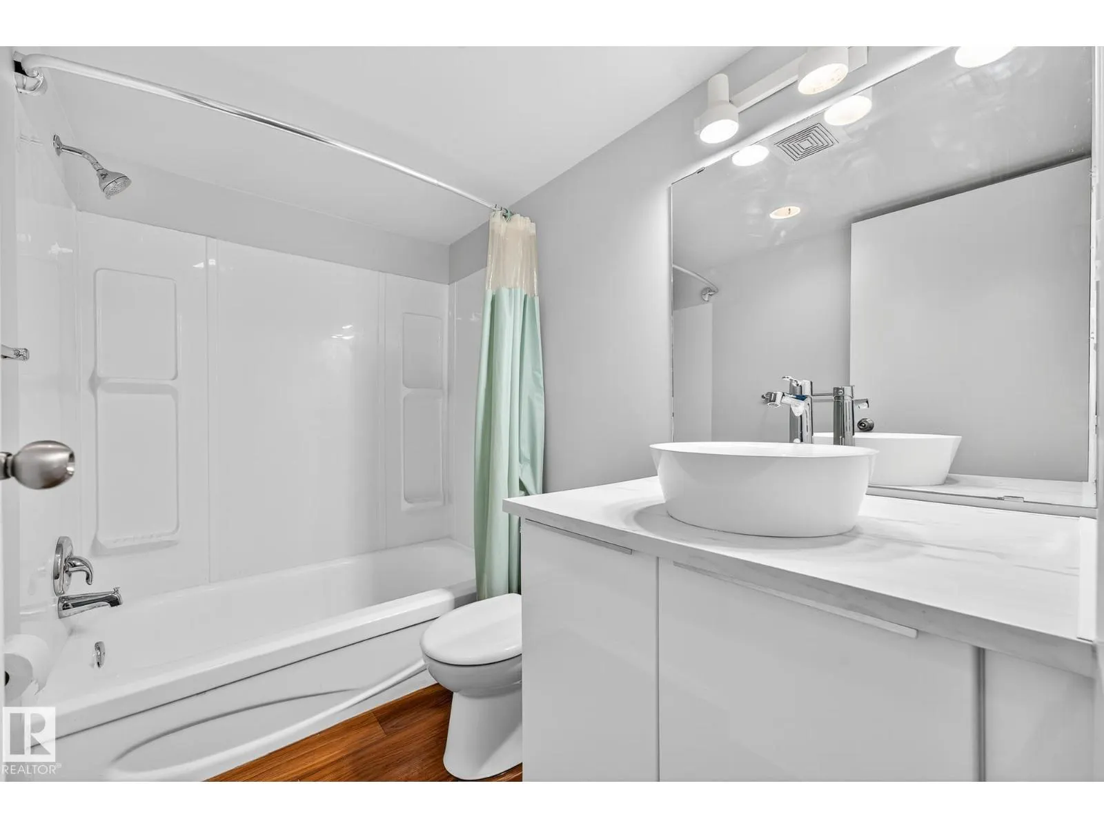#305 4404 122 ST NW