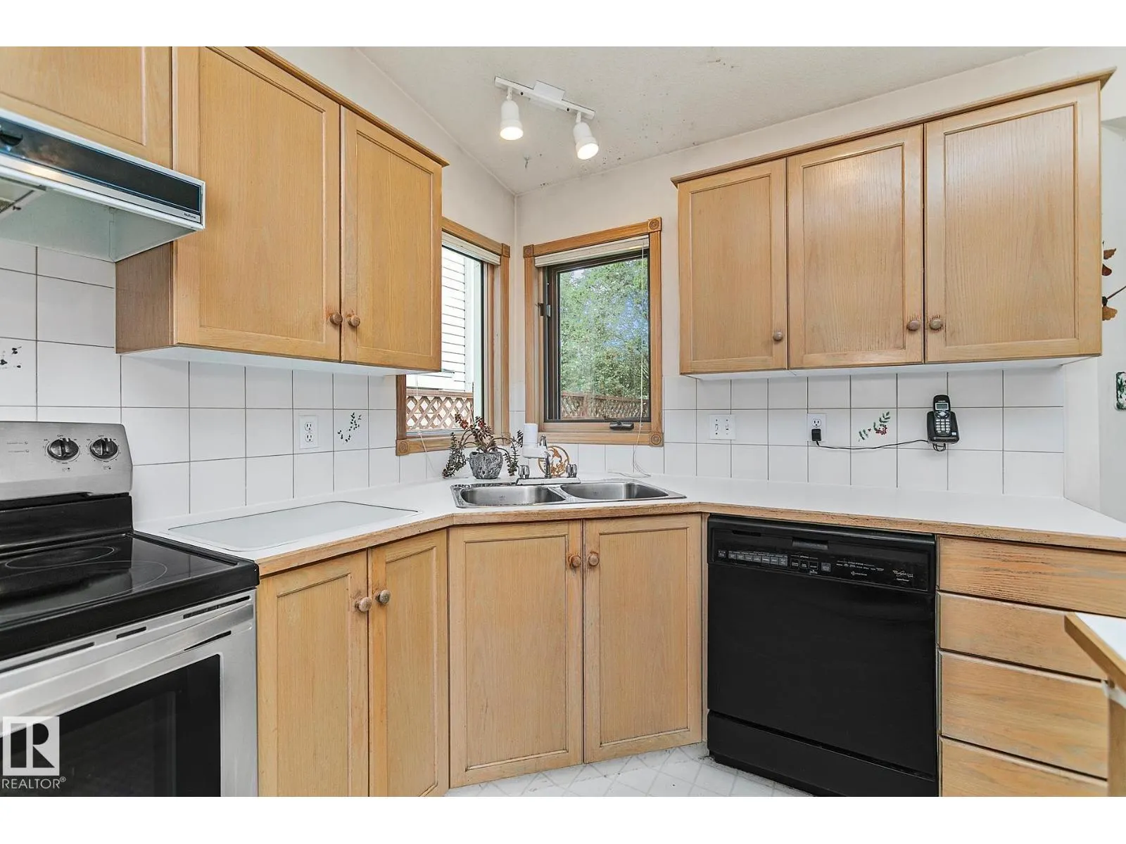 44 CHARLTON RD