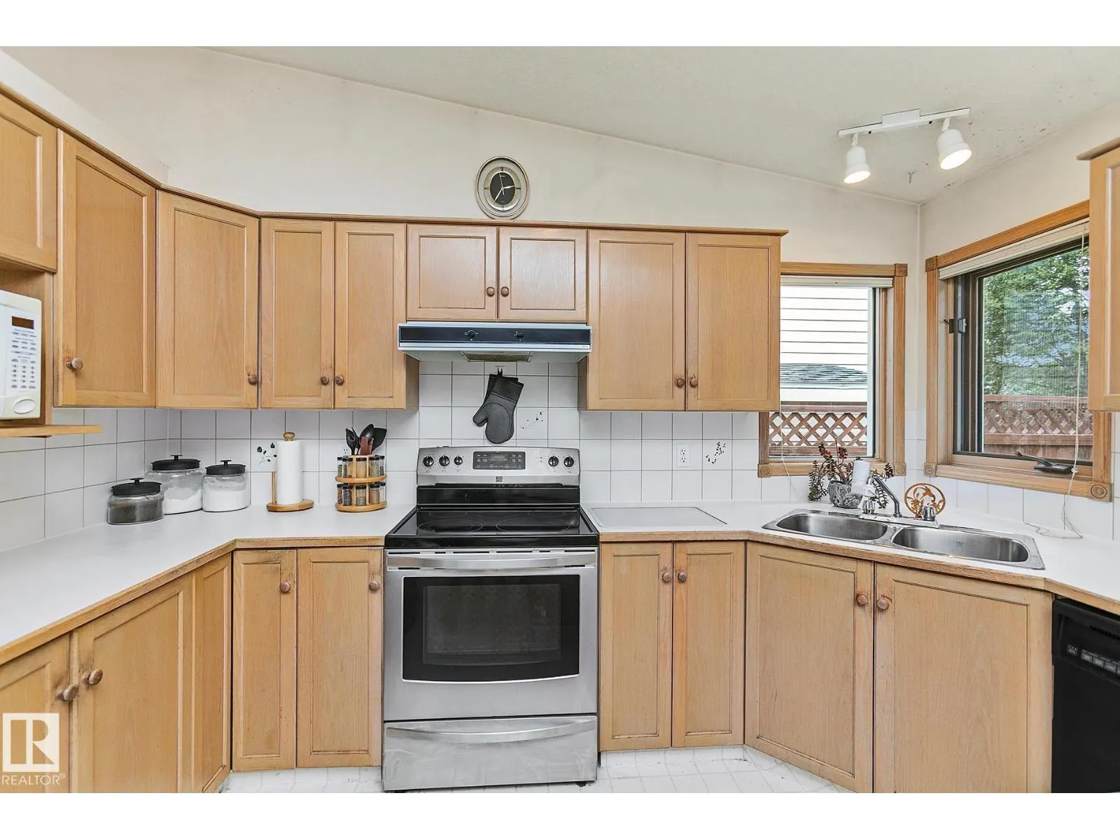44 CHARLTON RD