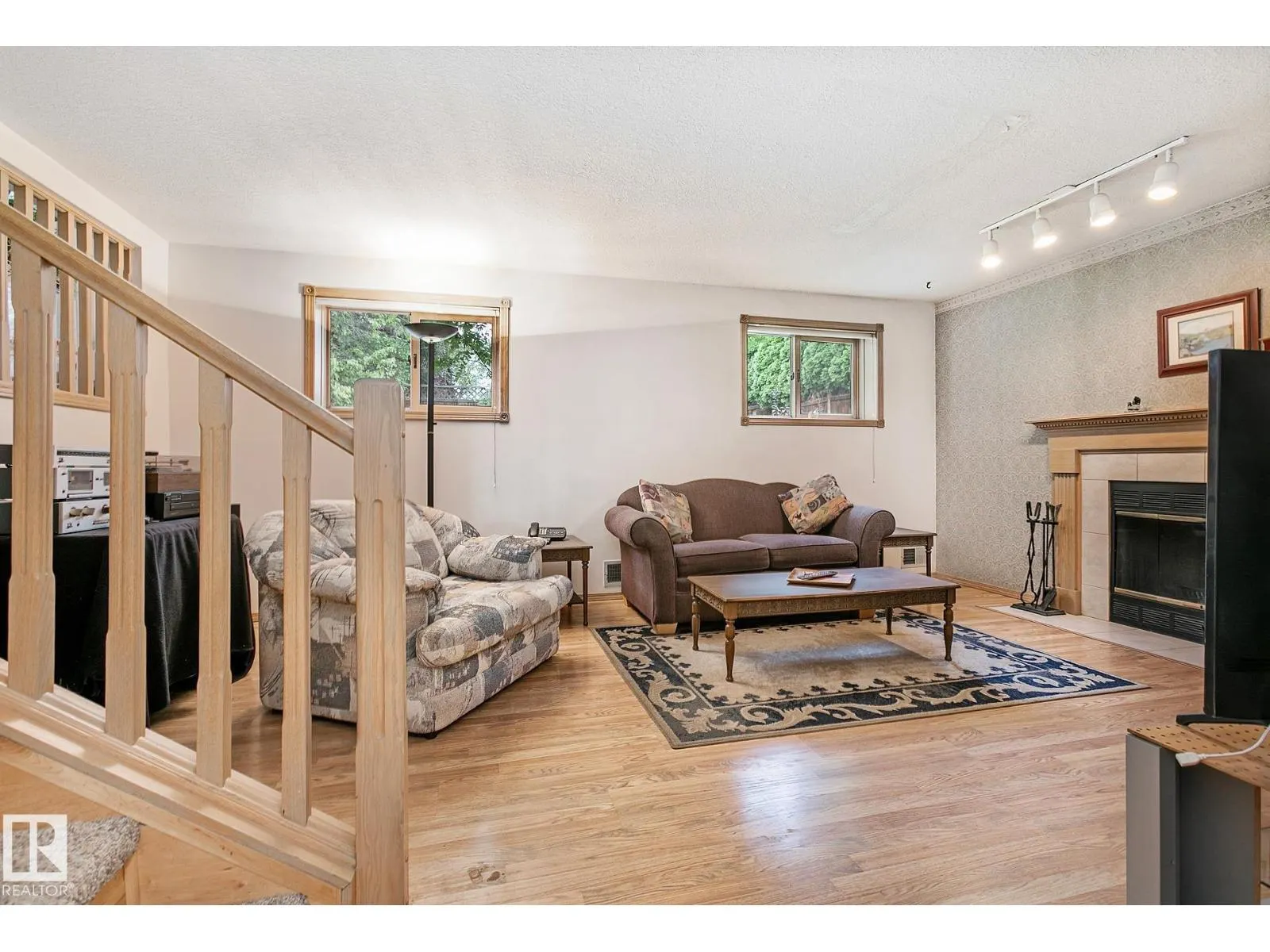 44 CHARLTON RD