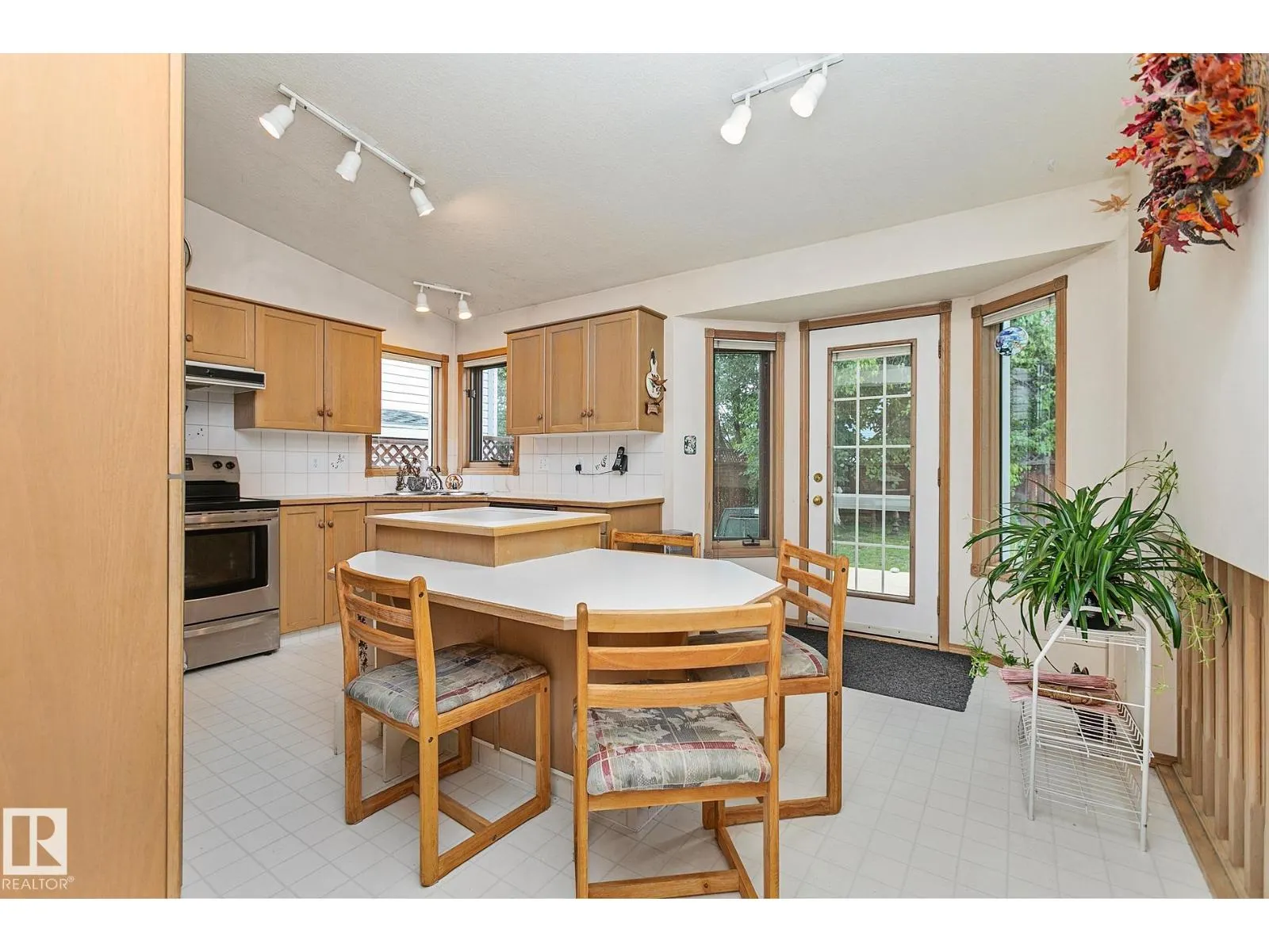 44 CHARLTON RD