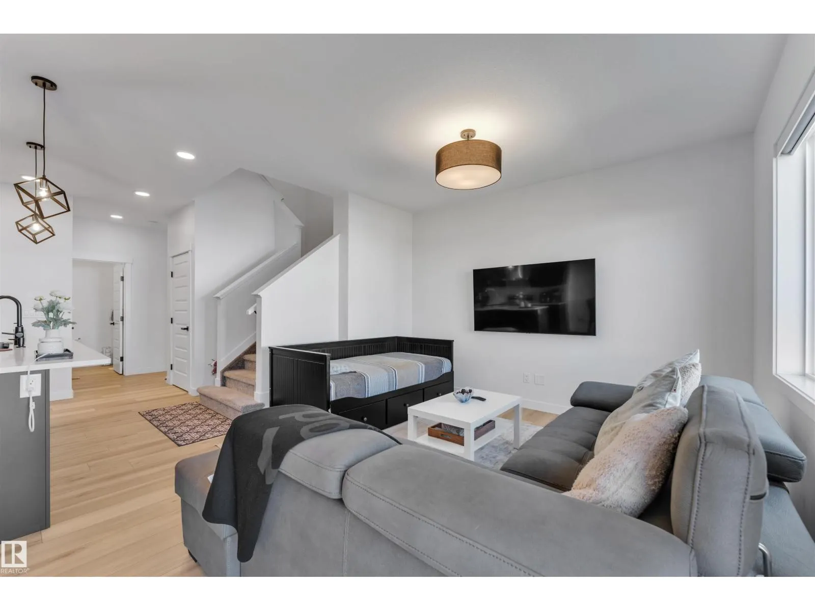2134 14A AV NW