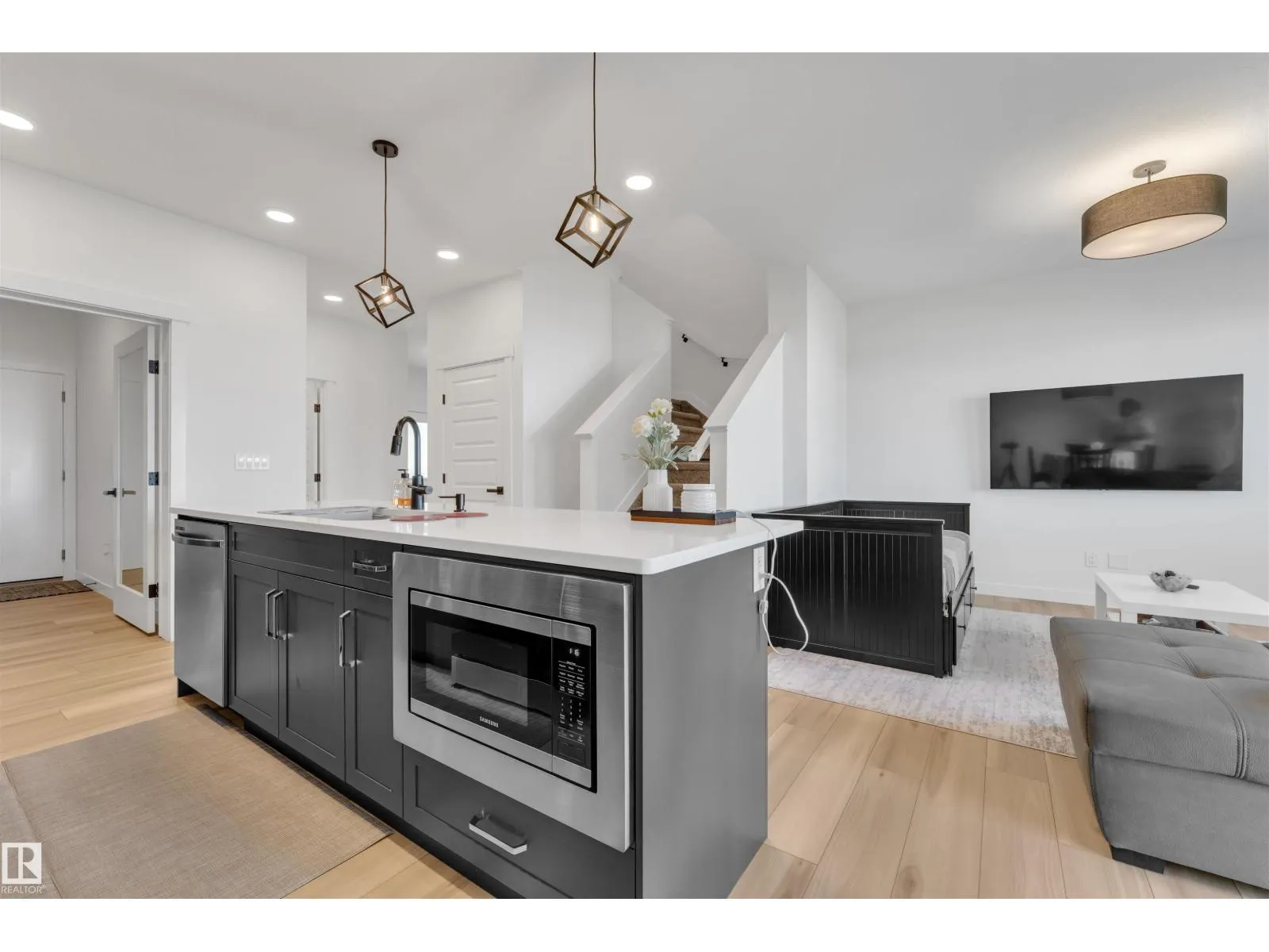 2134 14A AV NW