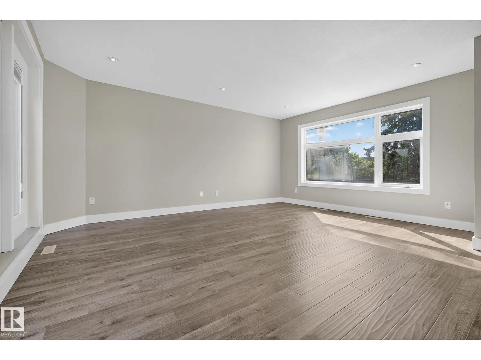 11426 71 AV NW