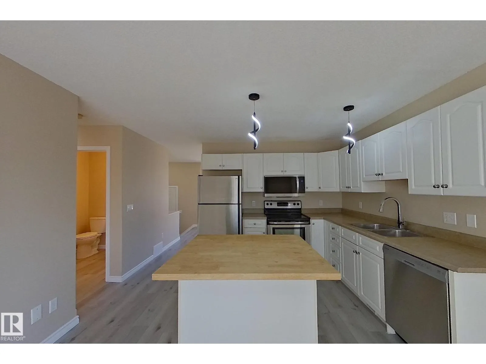 #4 16777 91 ST NW