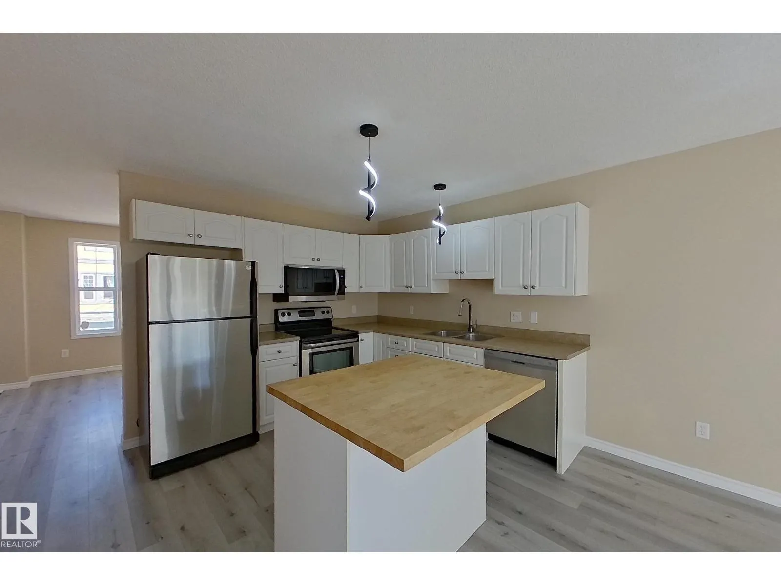 #4 16777 91 ST NW