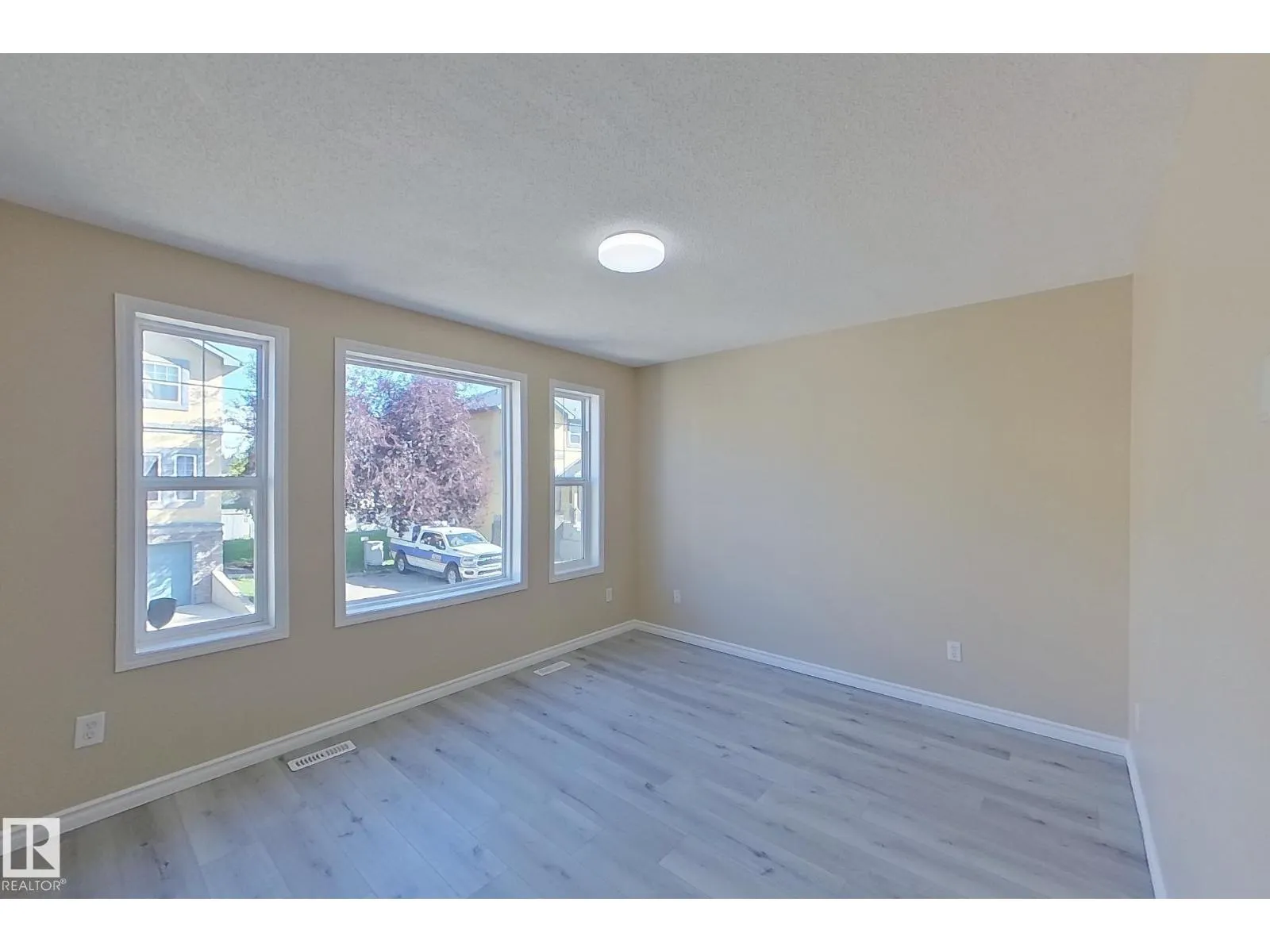 #4 16777 91 ST NW