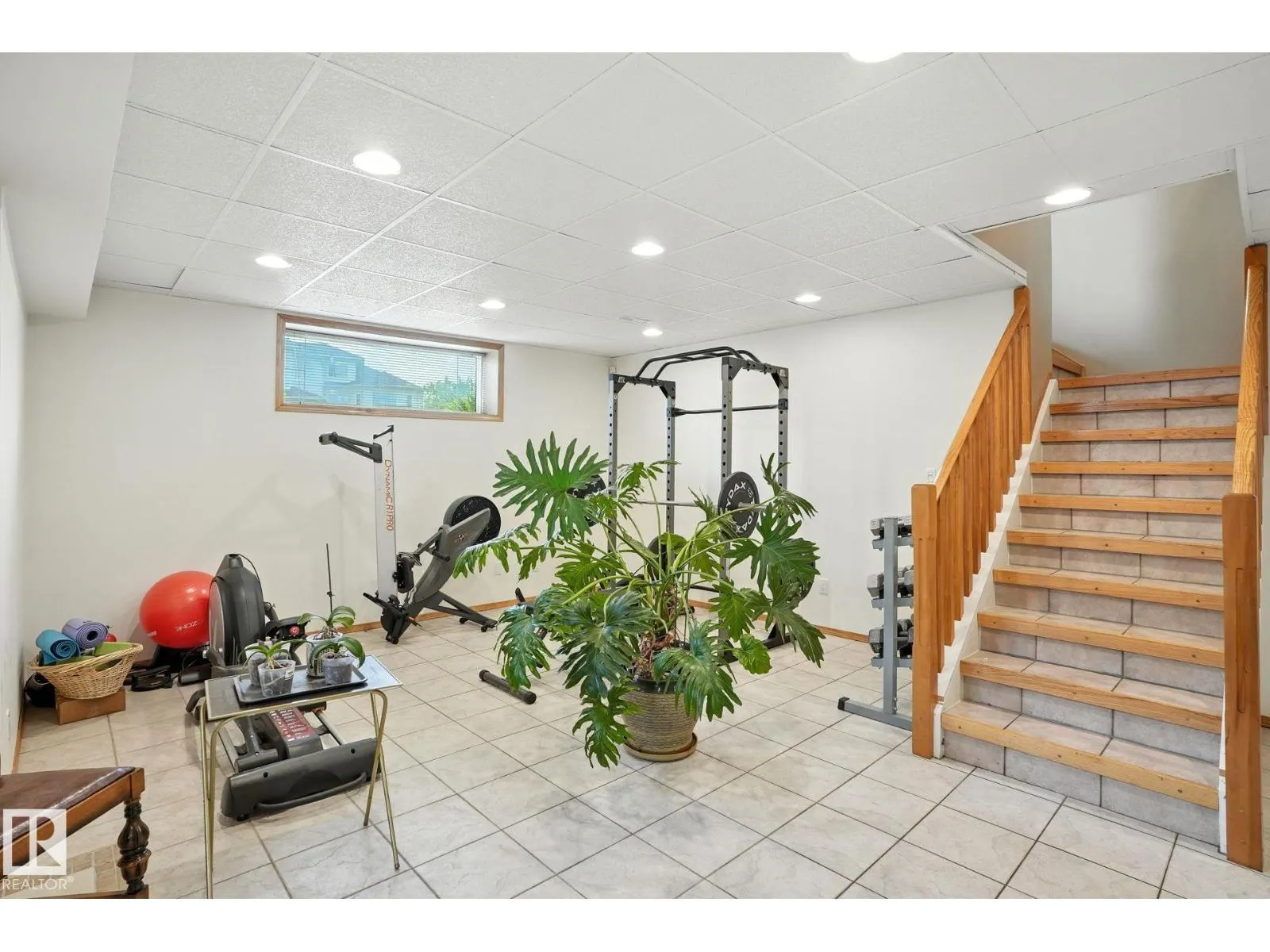 8027 161A AV NW