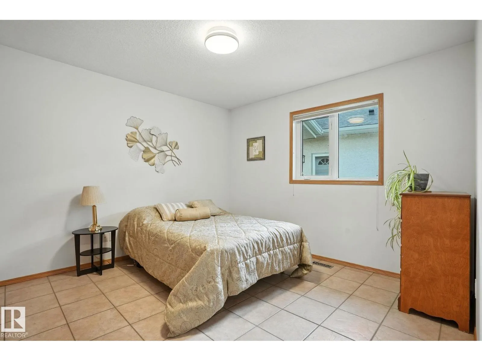 8027 161A AV NW
