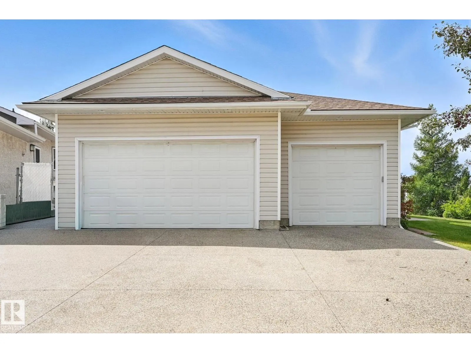 8027 161A AV NW