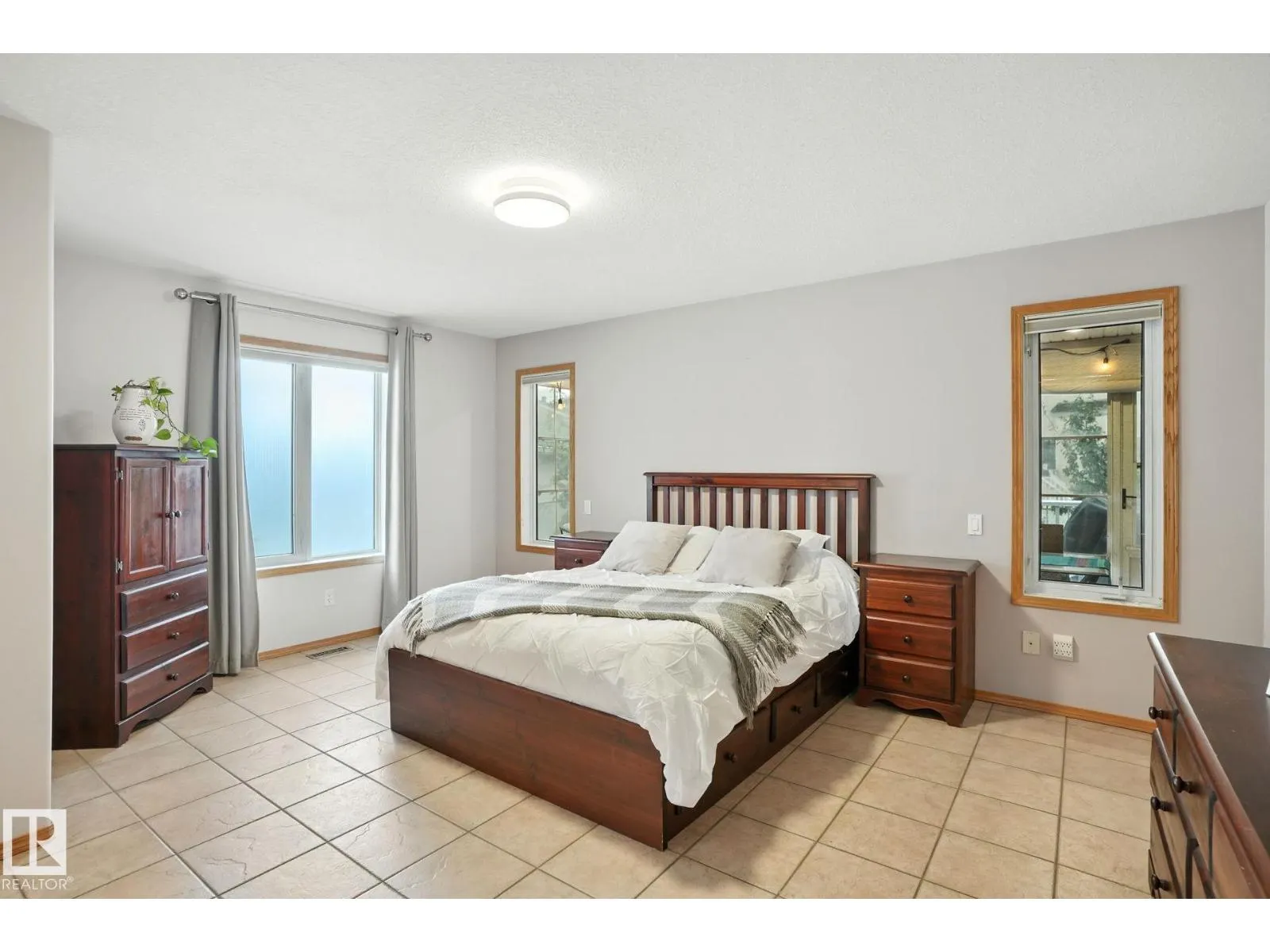 8027 161A AV NW