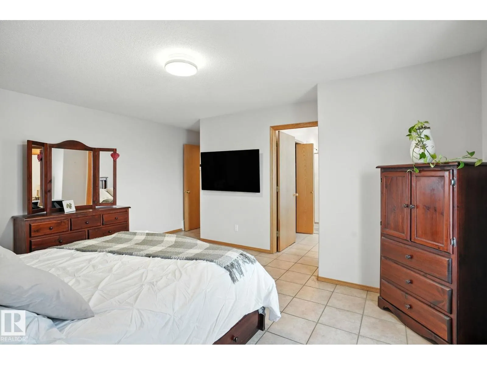 8027 161A AV NW