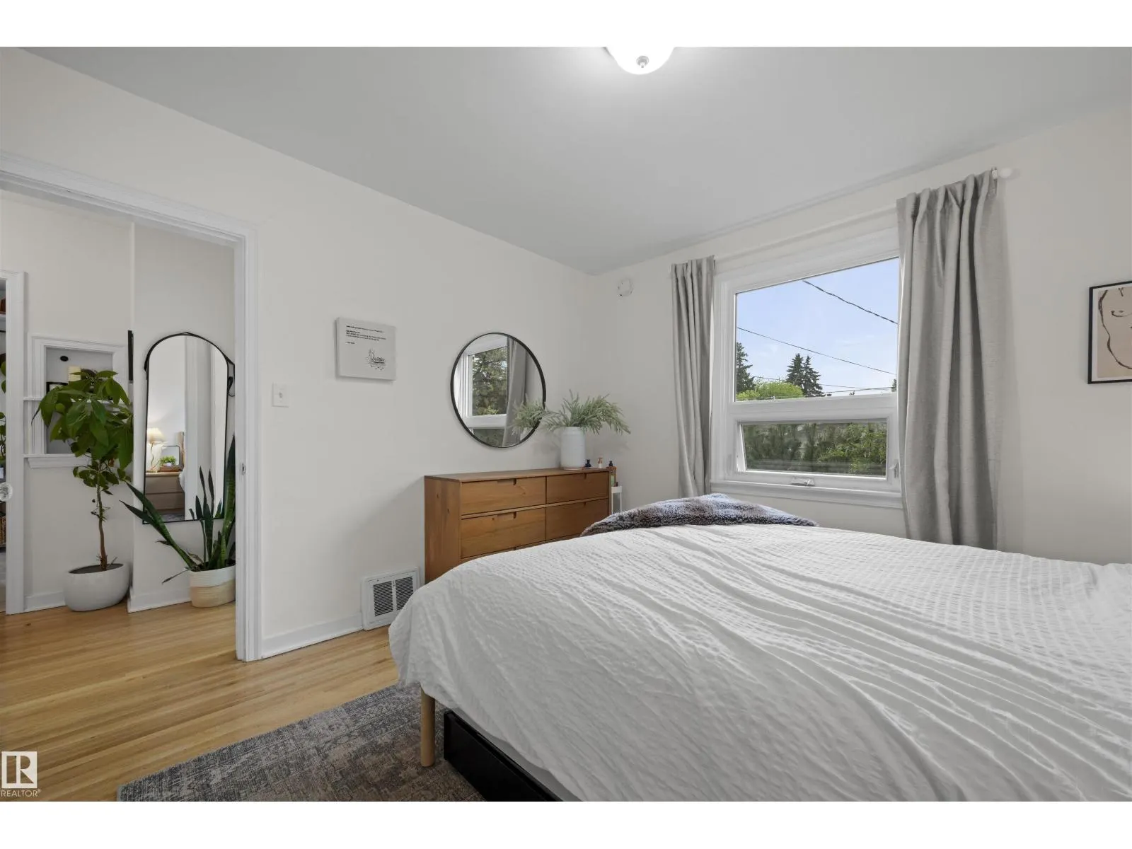 10966 117 ST NW
