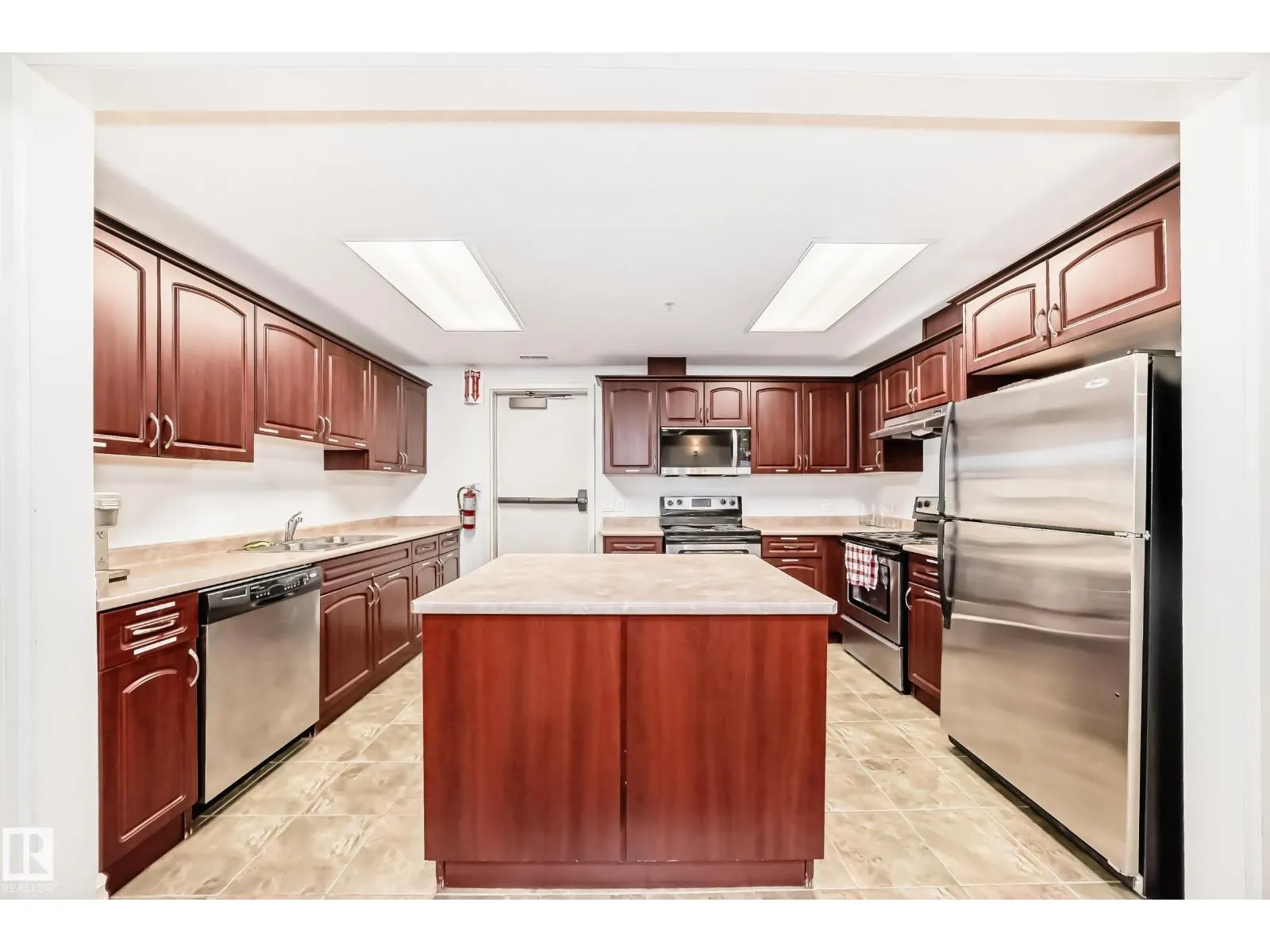 #225 10142 111 ST NW