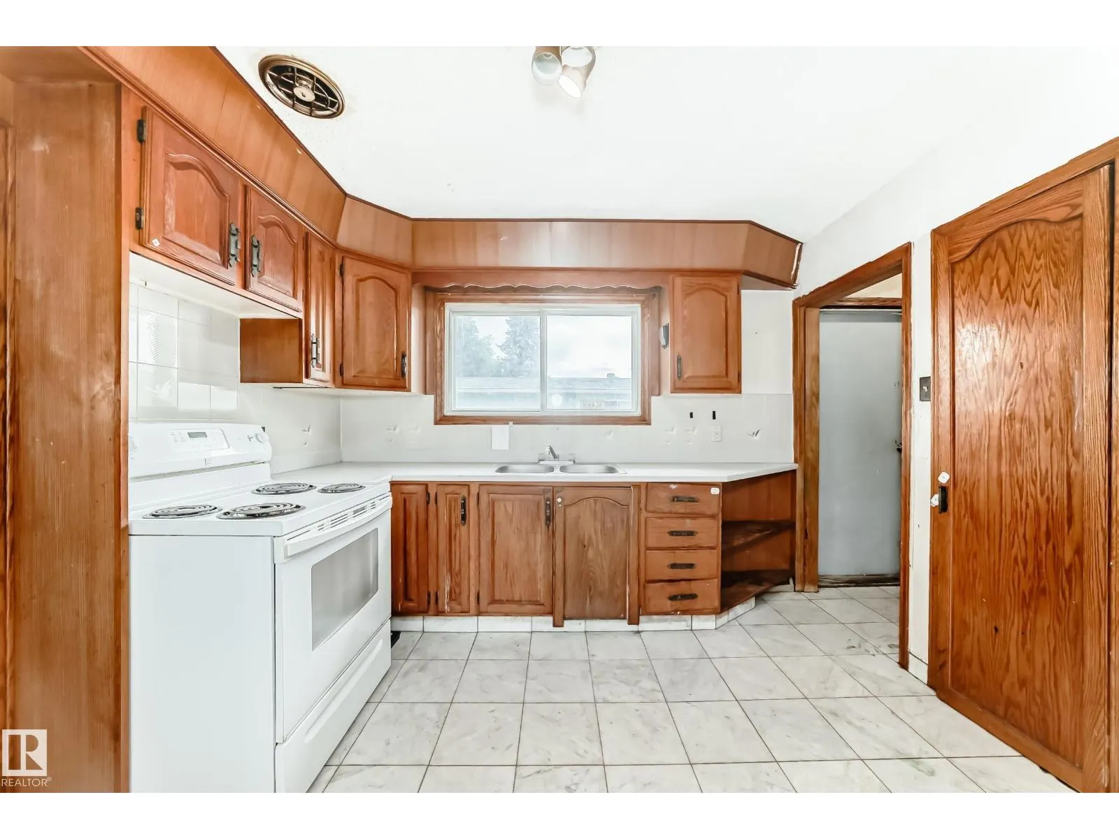 8303 124 AV NW