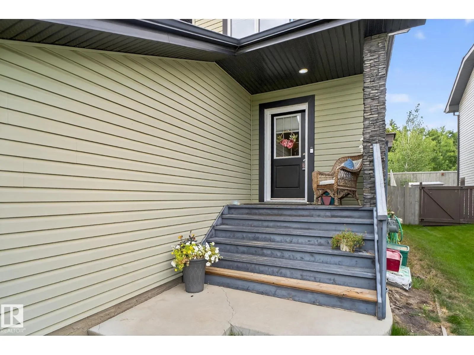 16 ROYAL ST