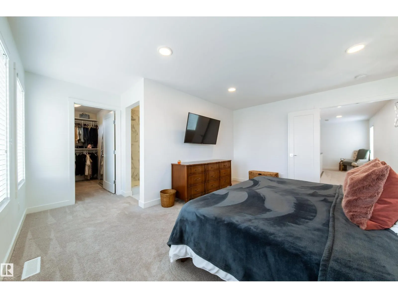 6204 67 ST