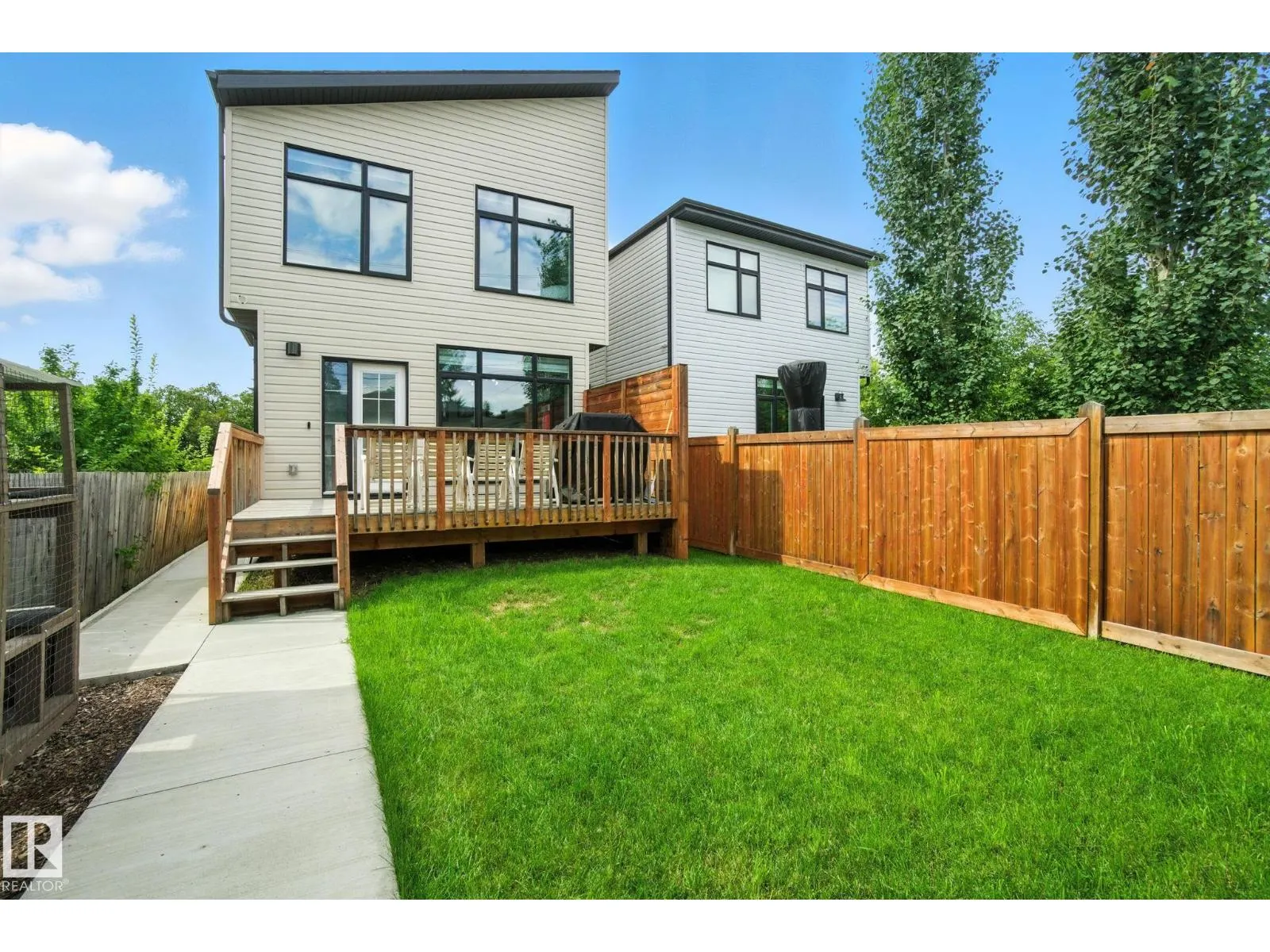 9207 152 ST NW