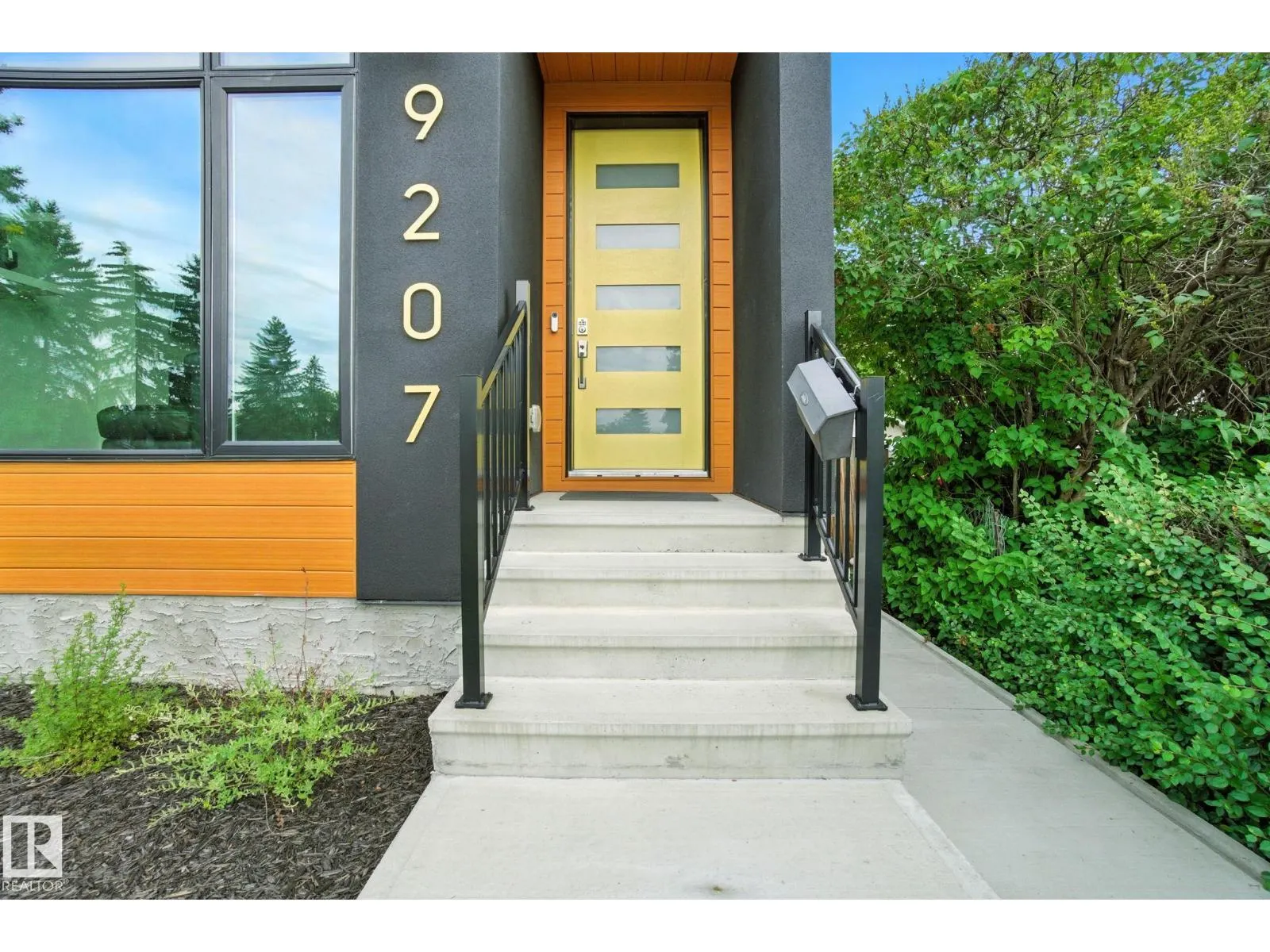 9207 152 ST NW