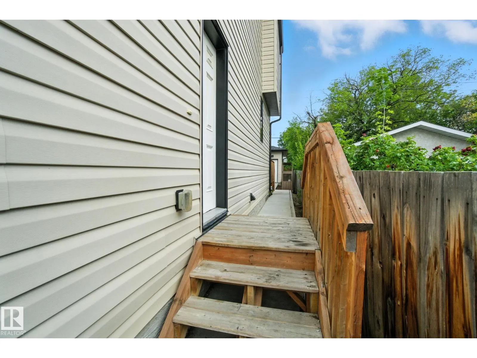 9207 152 ST NW