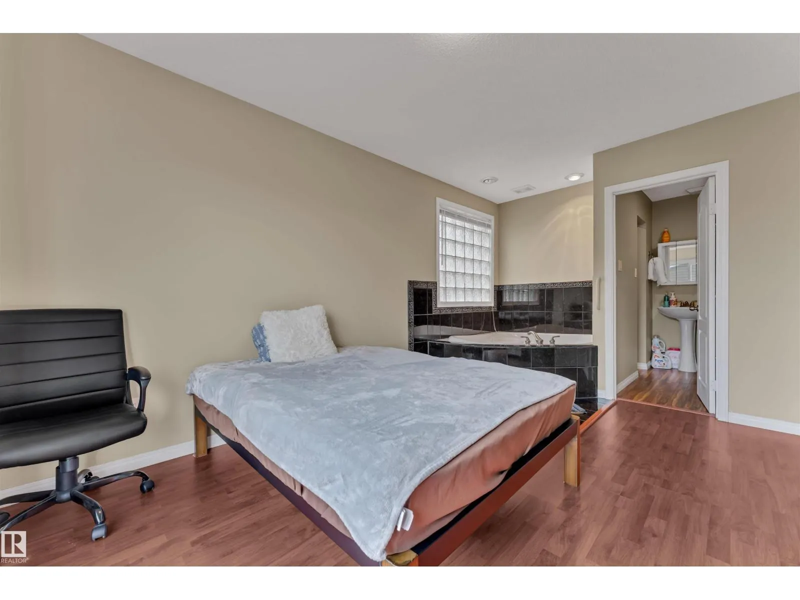 18615 75 AV NW