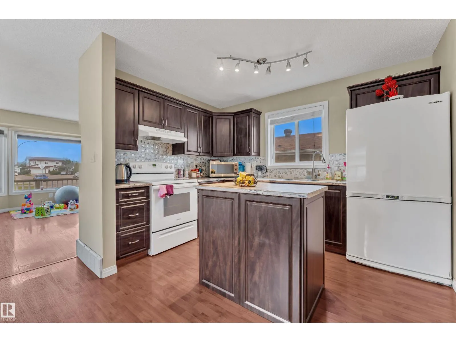 18615 75 AV NW