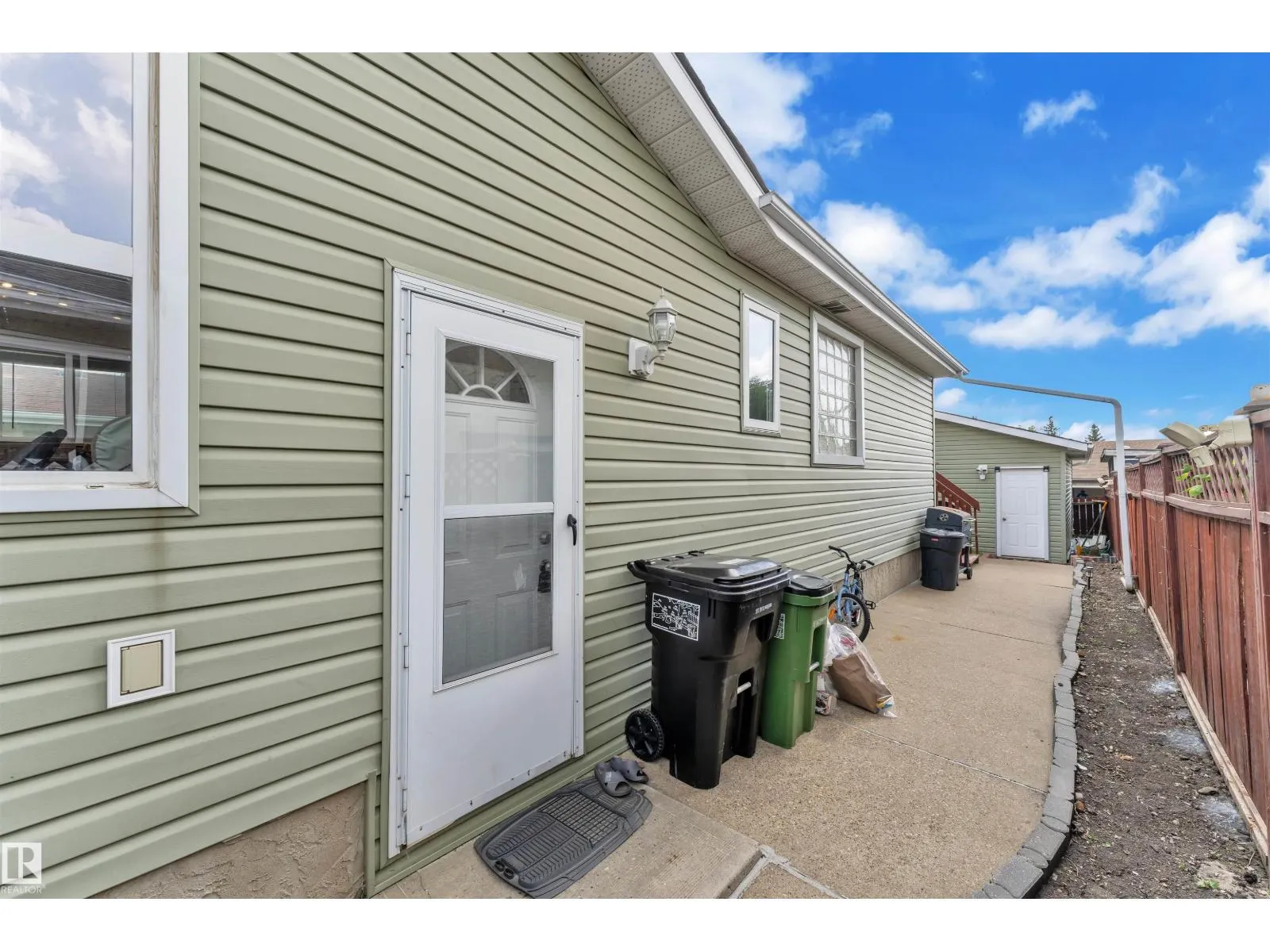 18615 75 AV NW