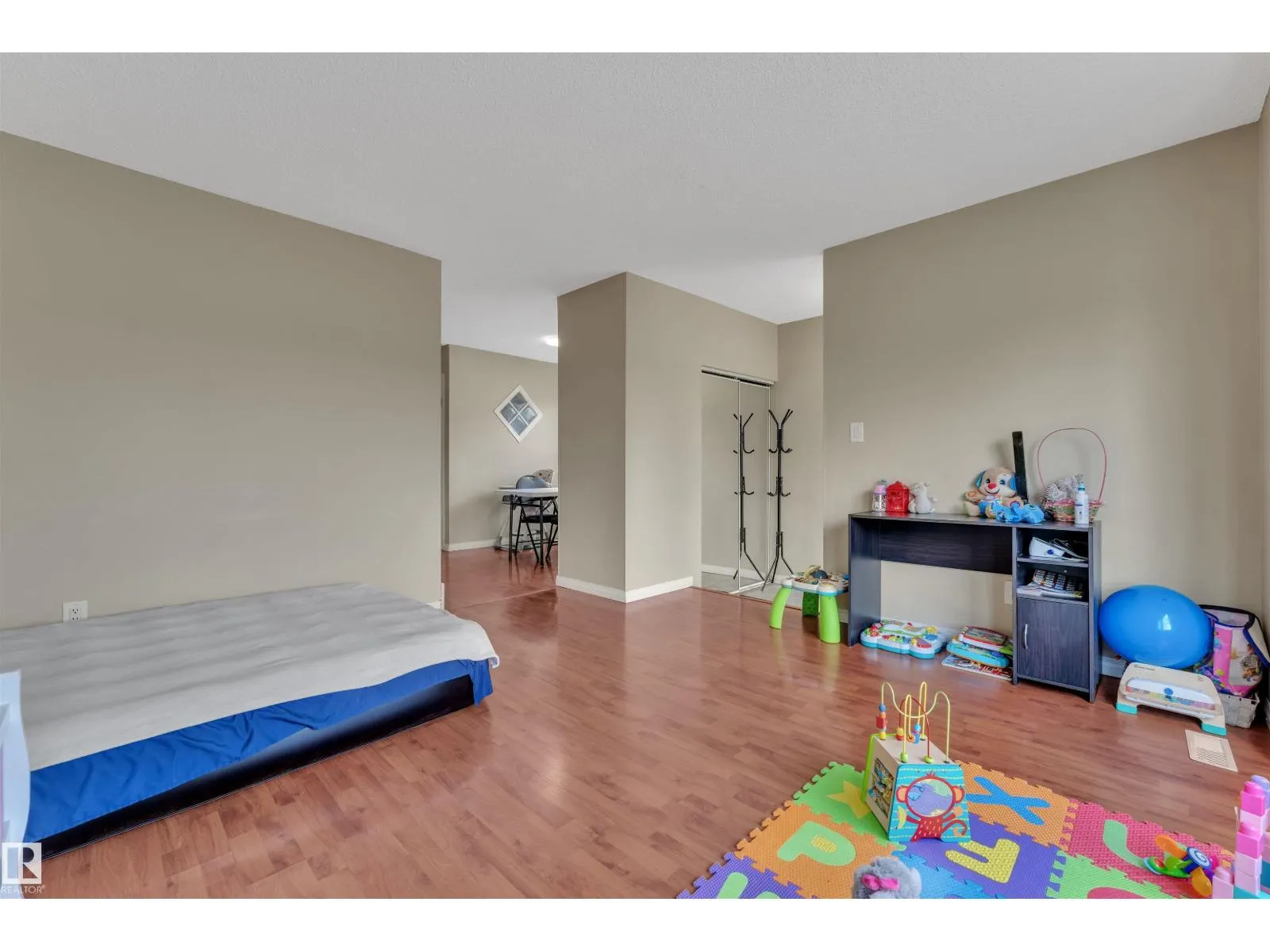 18615 75 AV NW