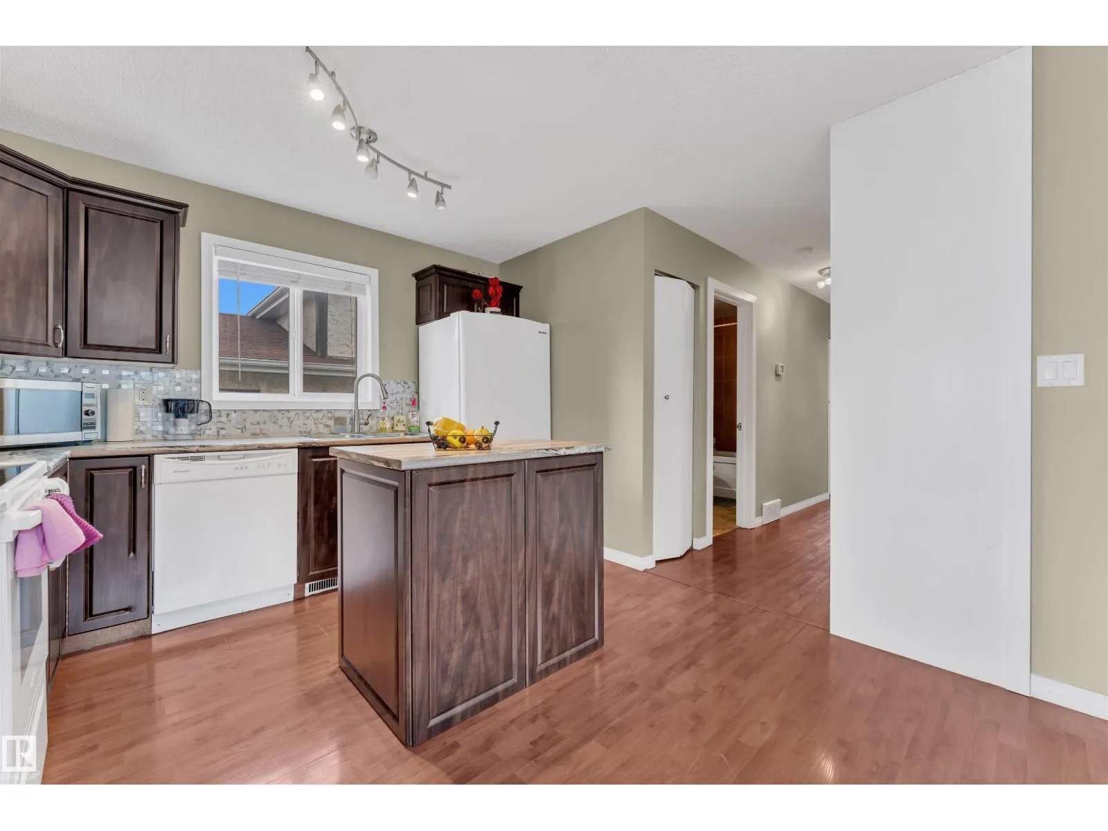18615 75 AV NW