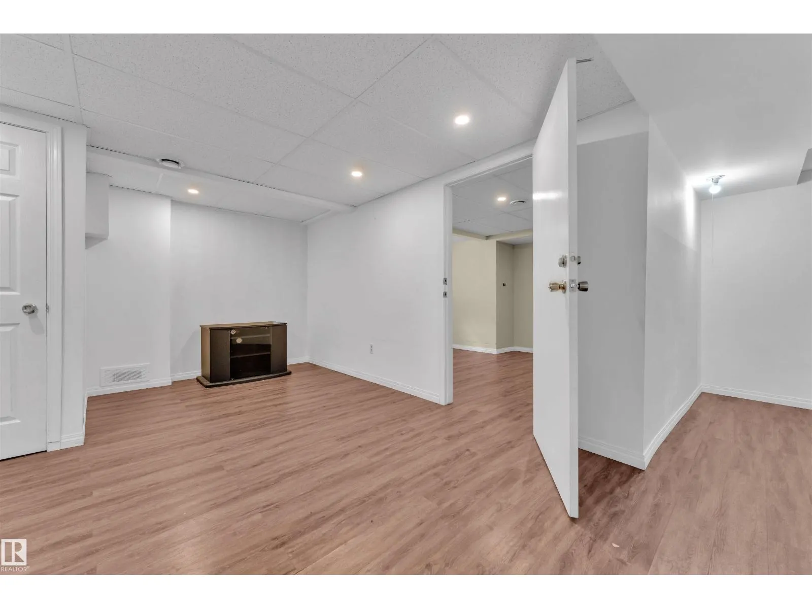 18615 75 AV NW