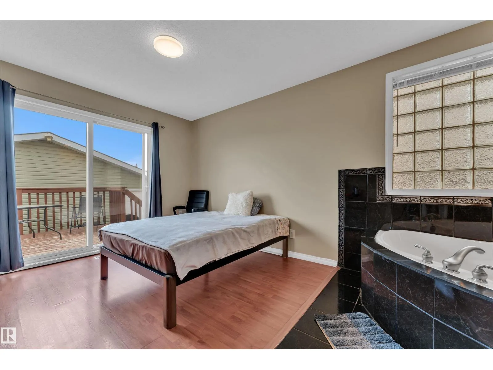 18615 75 AV NW