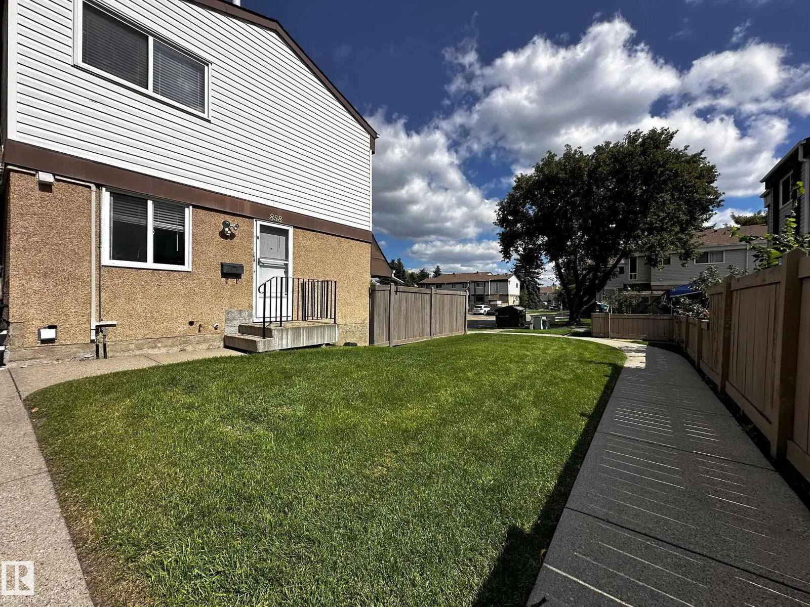 858 ERIN PL NW
