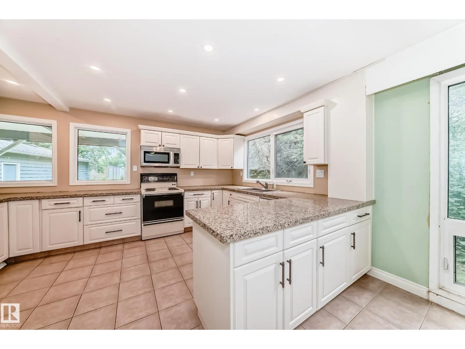 16 SCARBORO PL