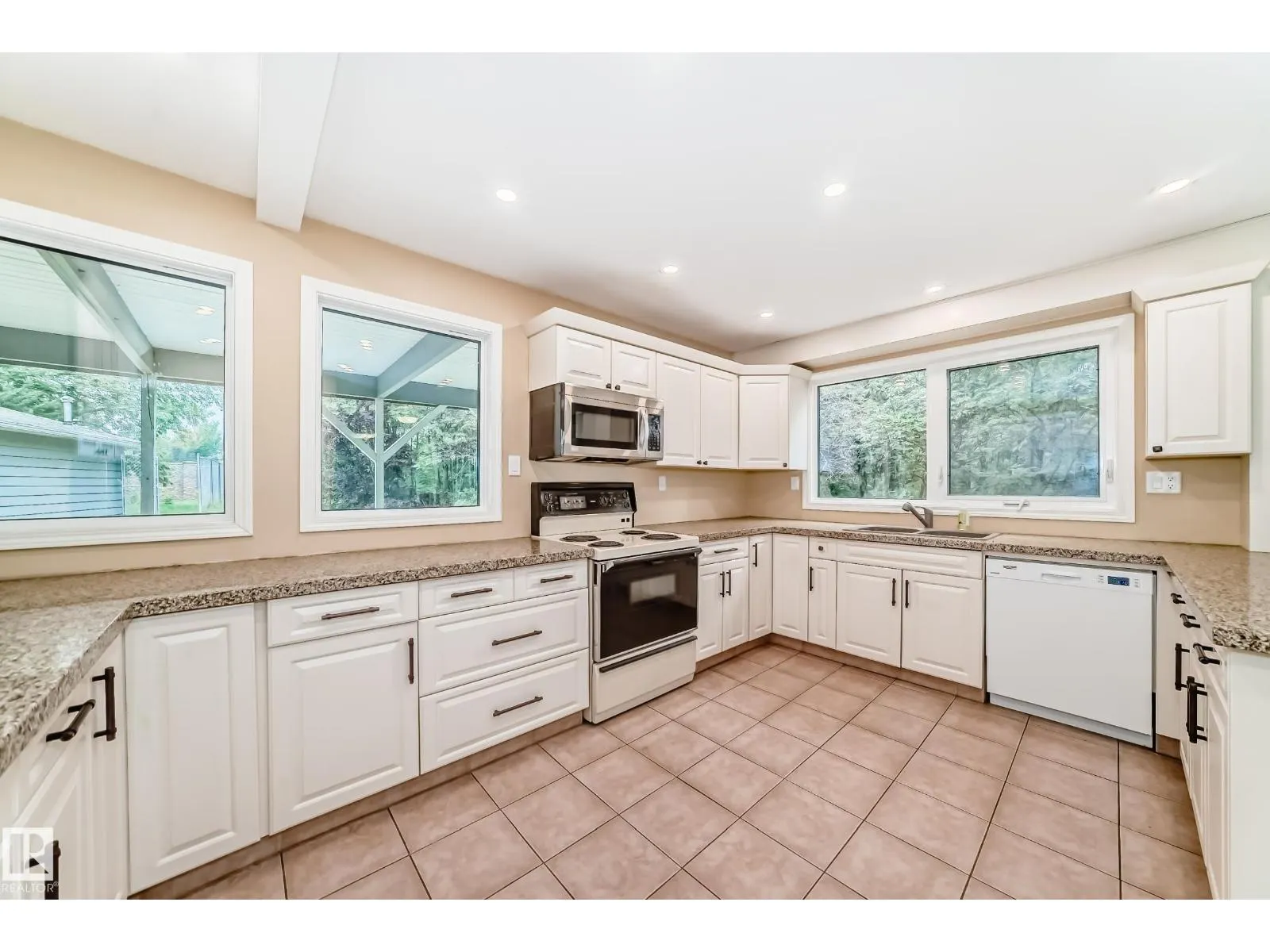 16 SCARBORO PL