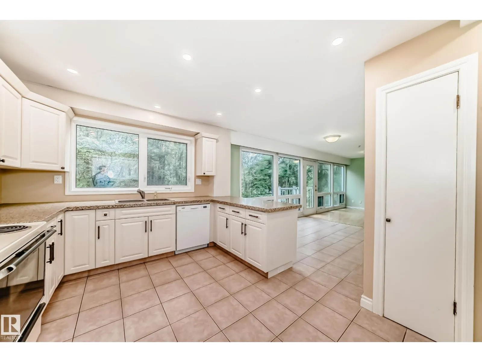 16 SCARBORO PL
