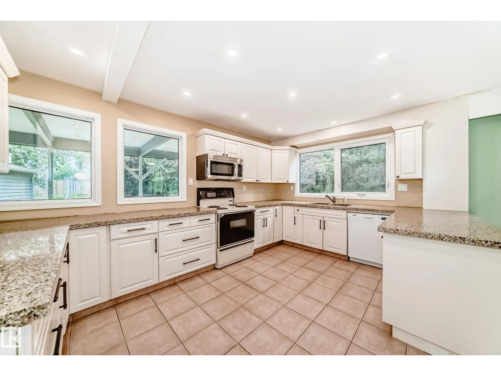 16 SCARBORO PL
