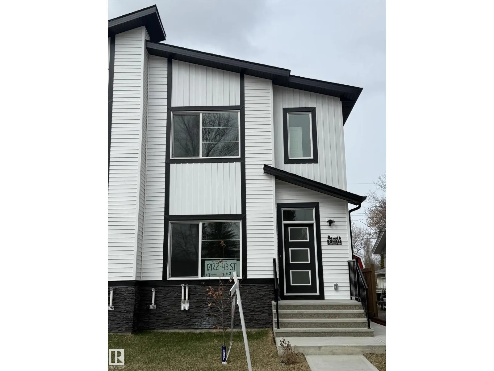 2 12122 43 ST NW