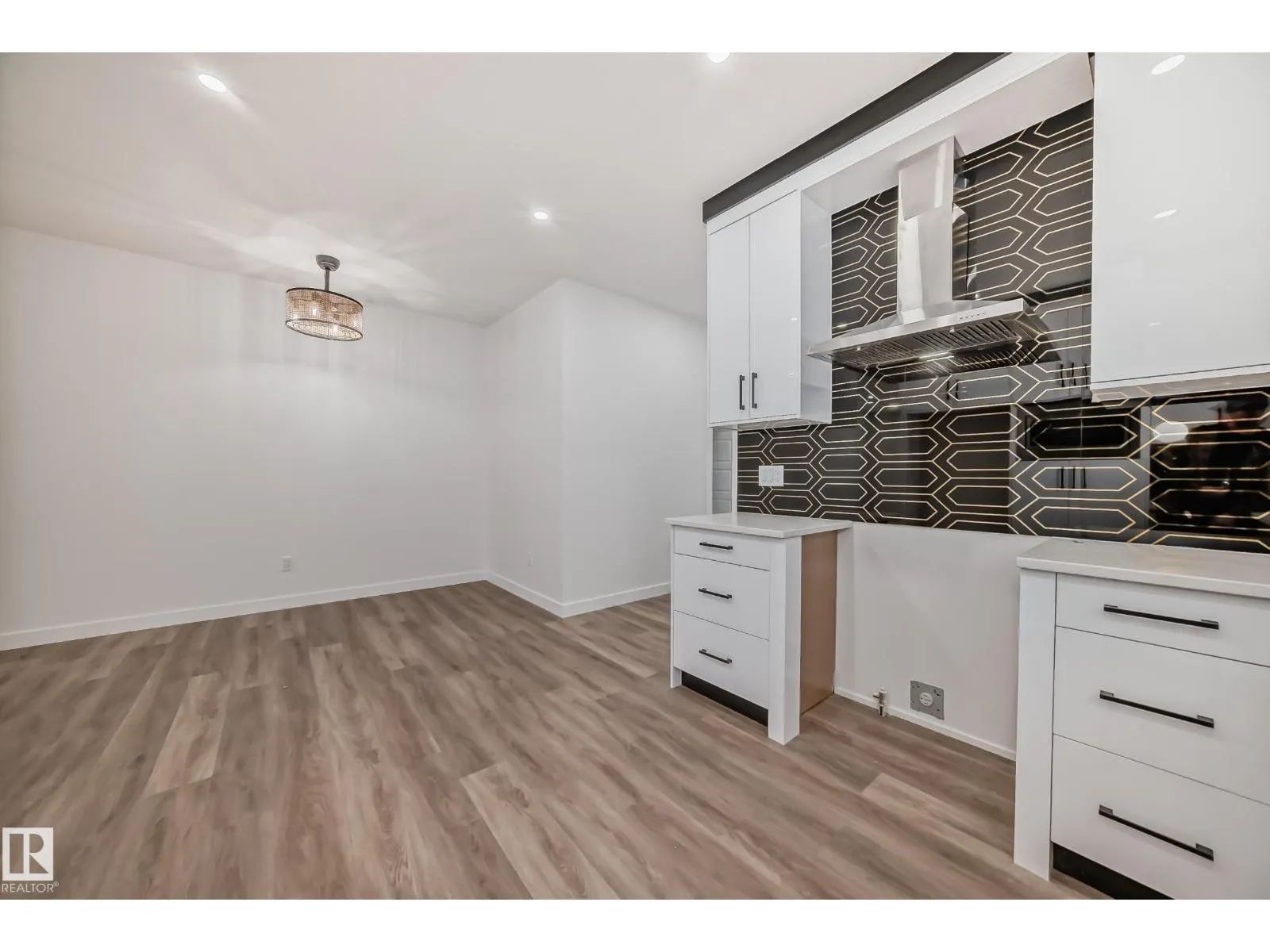 2 12122 43 ST NW
