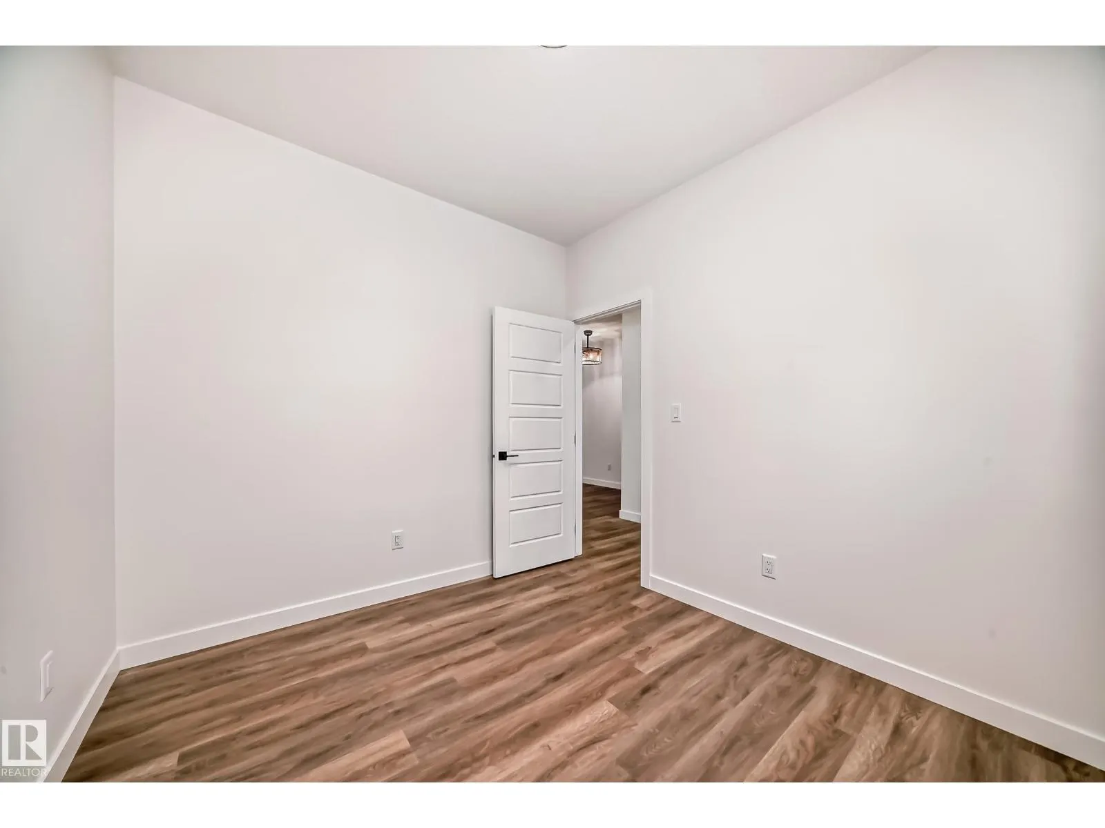 2 12122 43 ST NW
