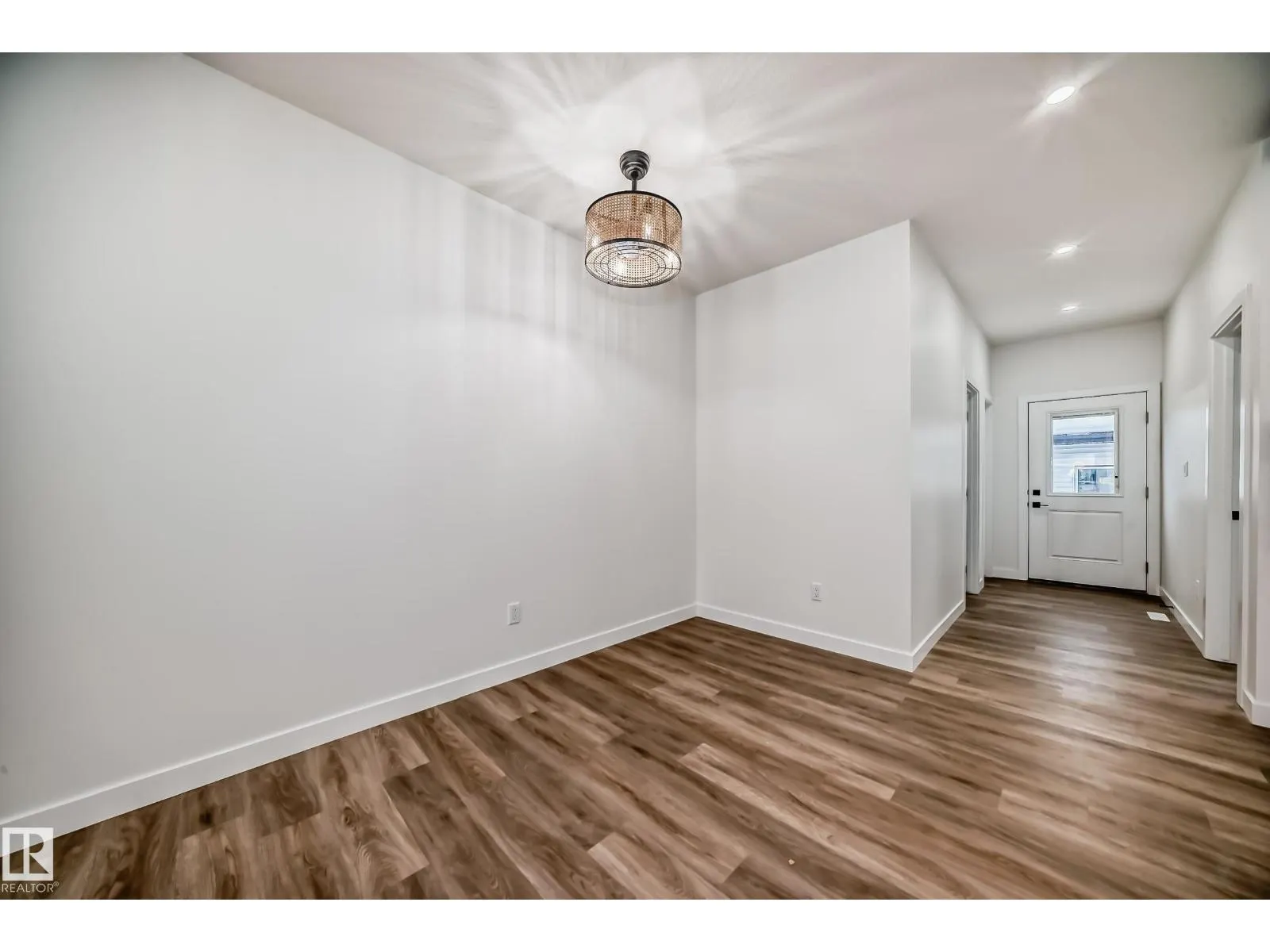2 12122 43 ST NW