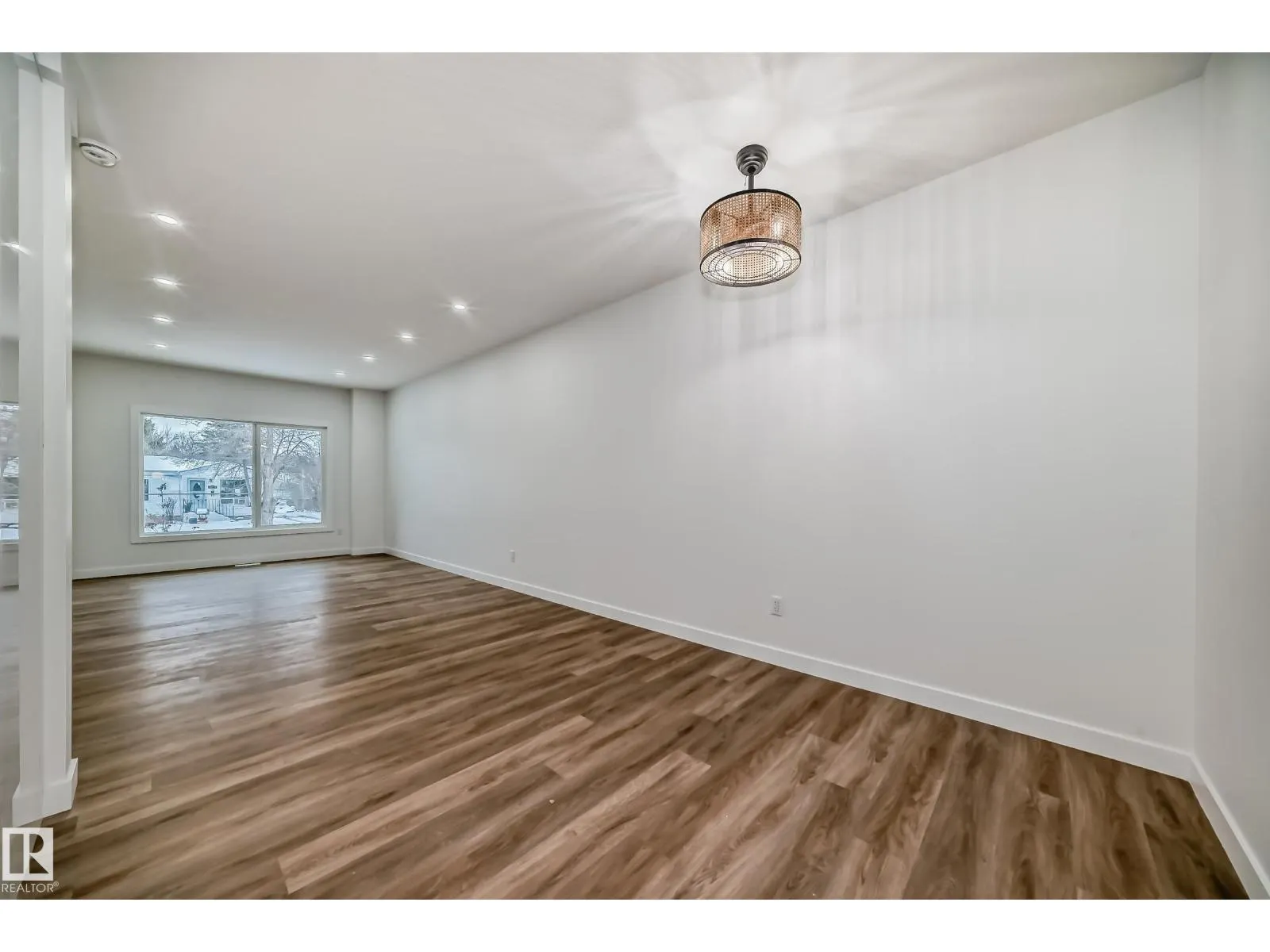 2 12122 43 ST NW