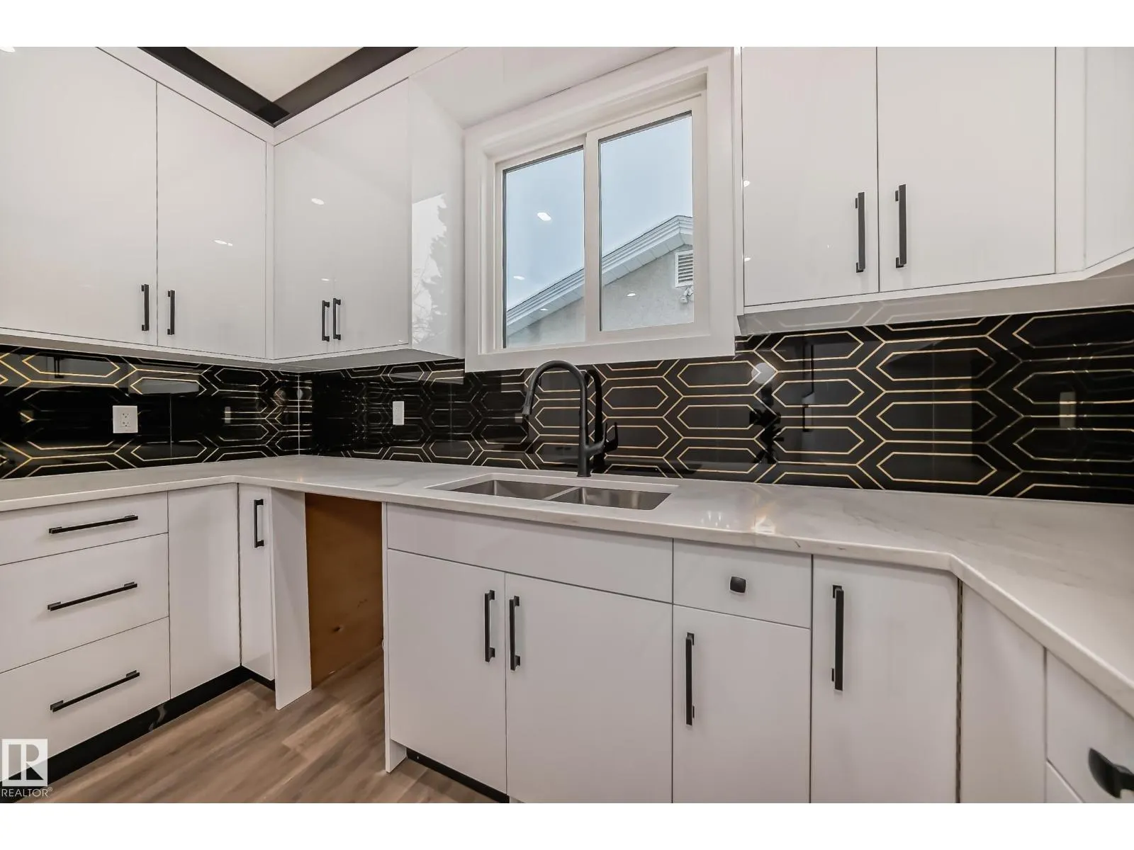2 12122 43 ST NW