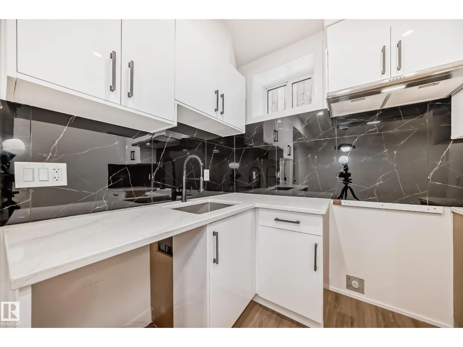 2 12122 43 ST NW