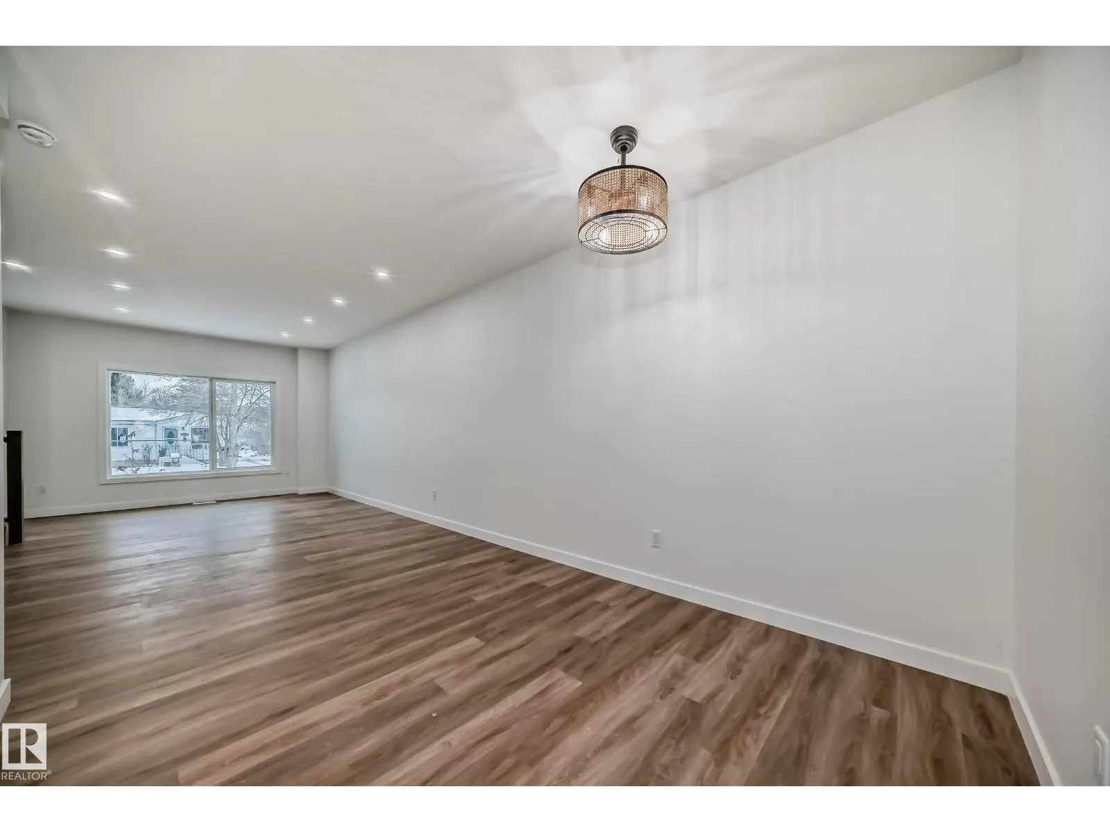 2 12122 43 ST NW