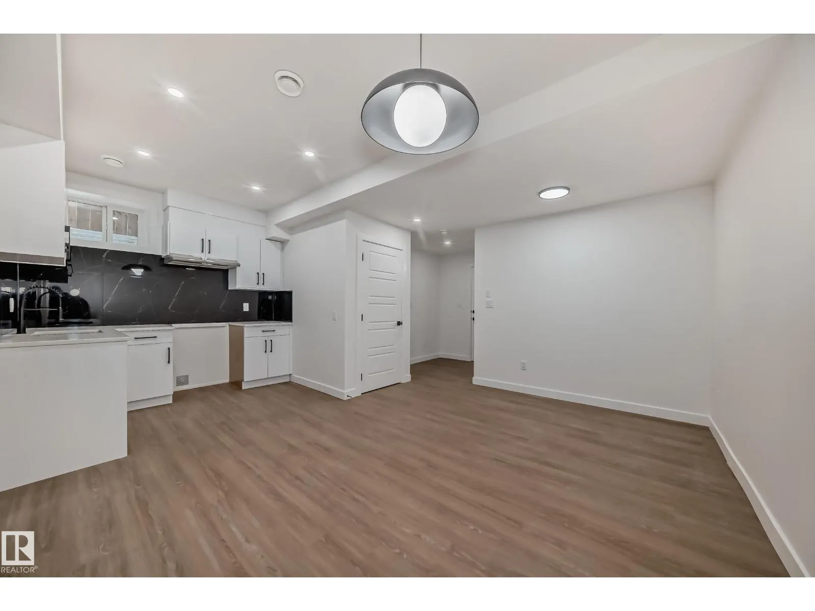 2 12122 43 ST NW