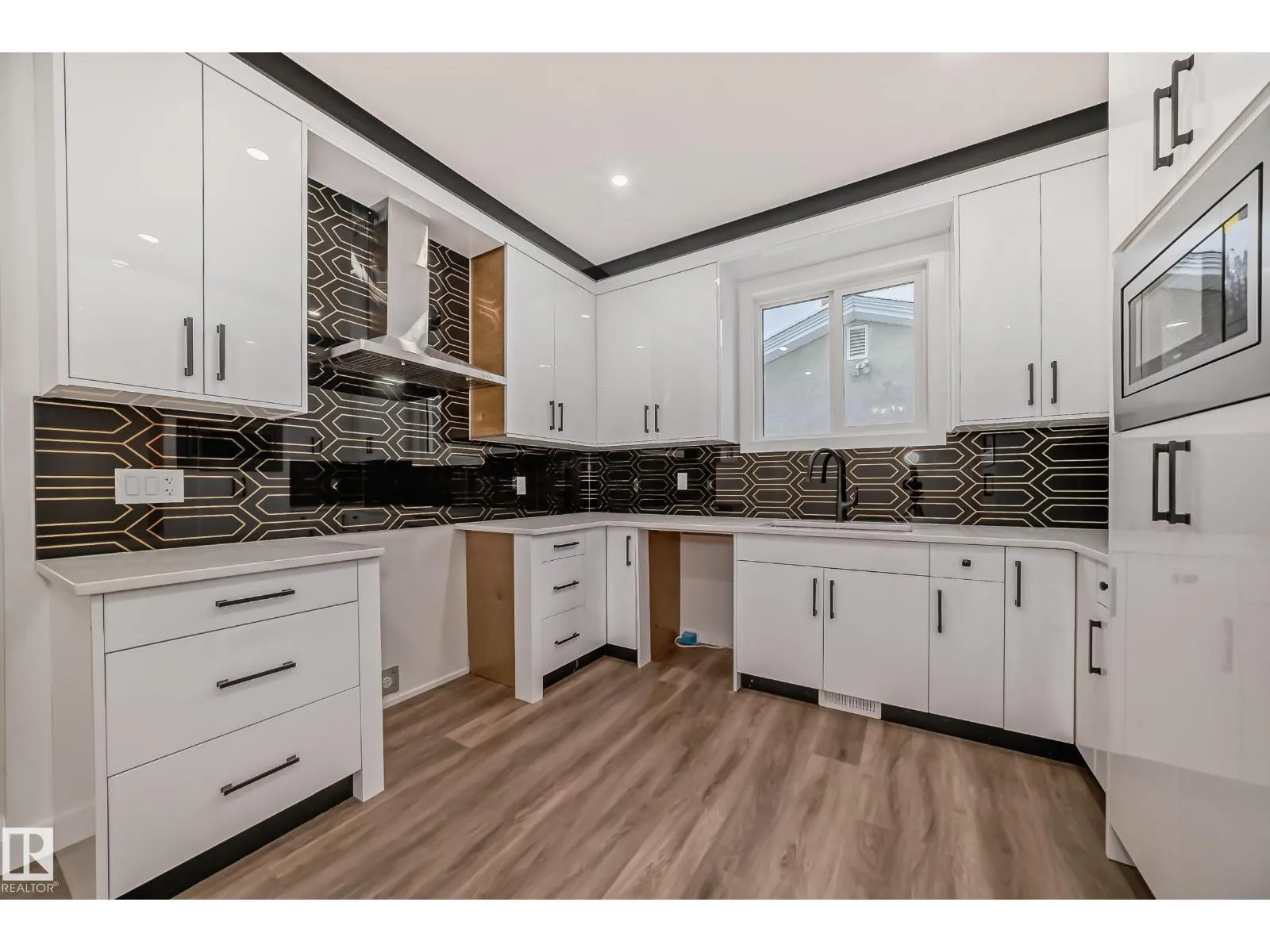 2 12122 43 ST NW